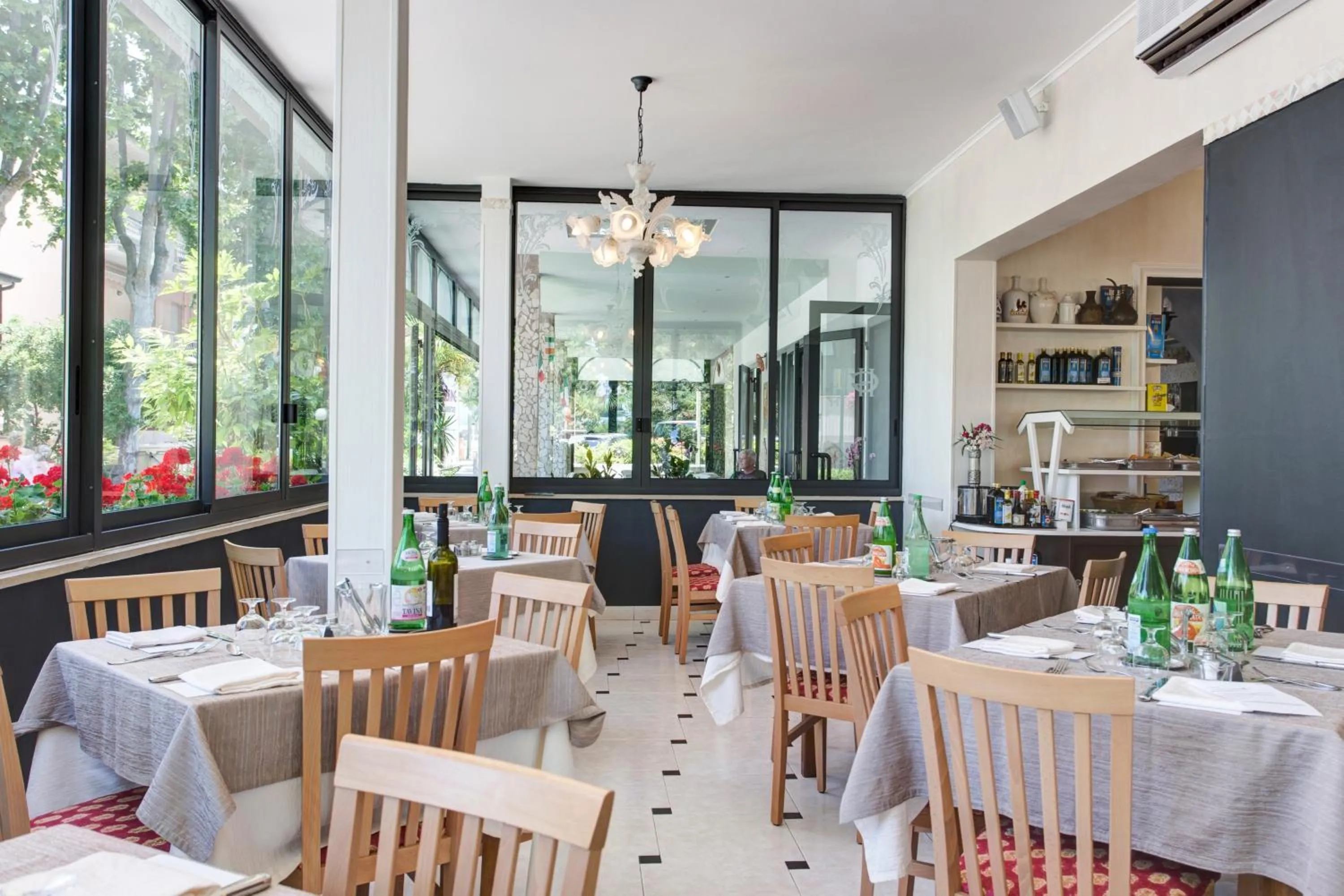 Restaurant/places to eat in Hotel Giamaika