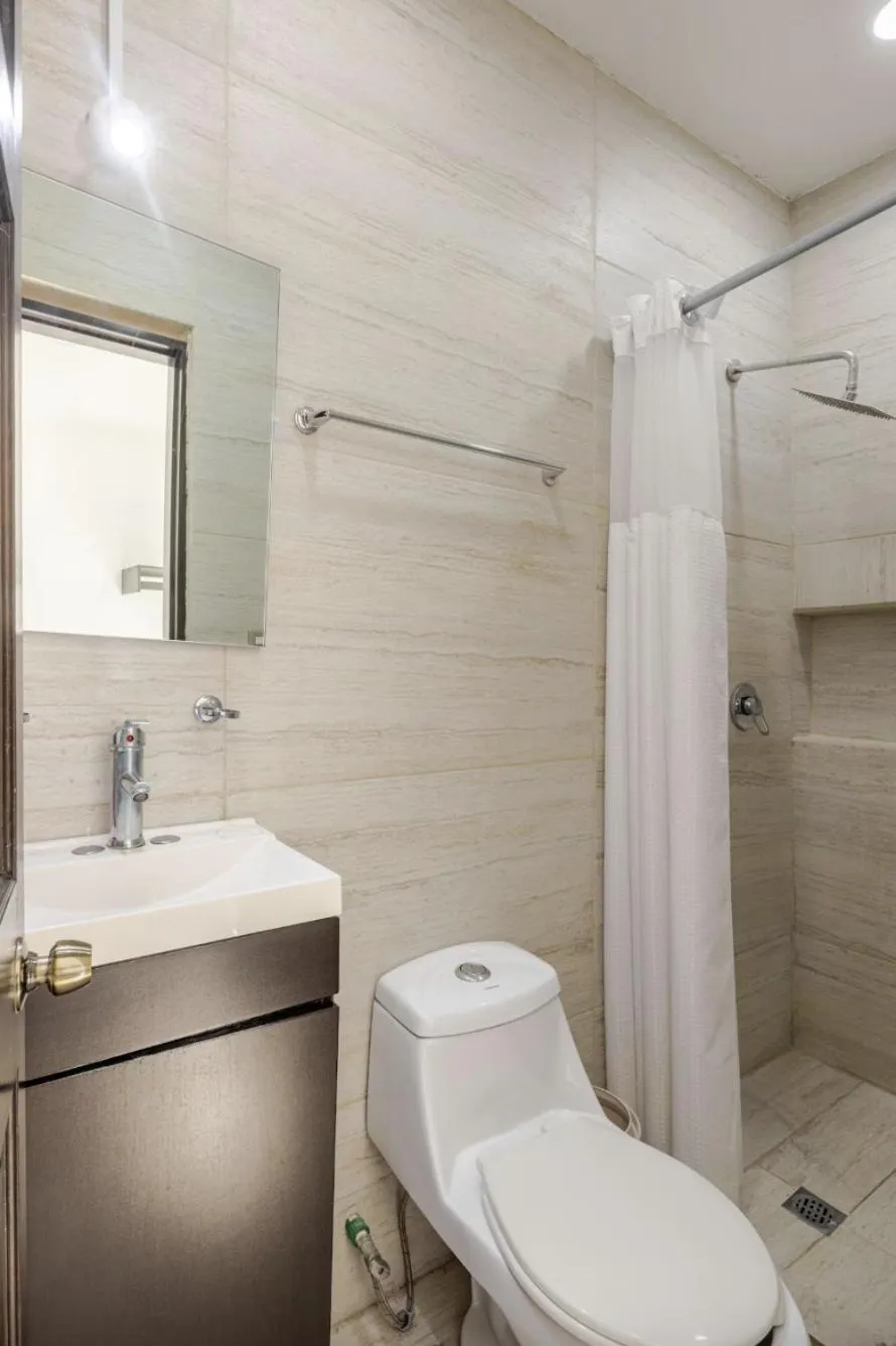 Toilet in Adhoc Boutique Barrio Antiguo