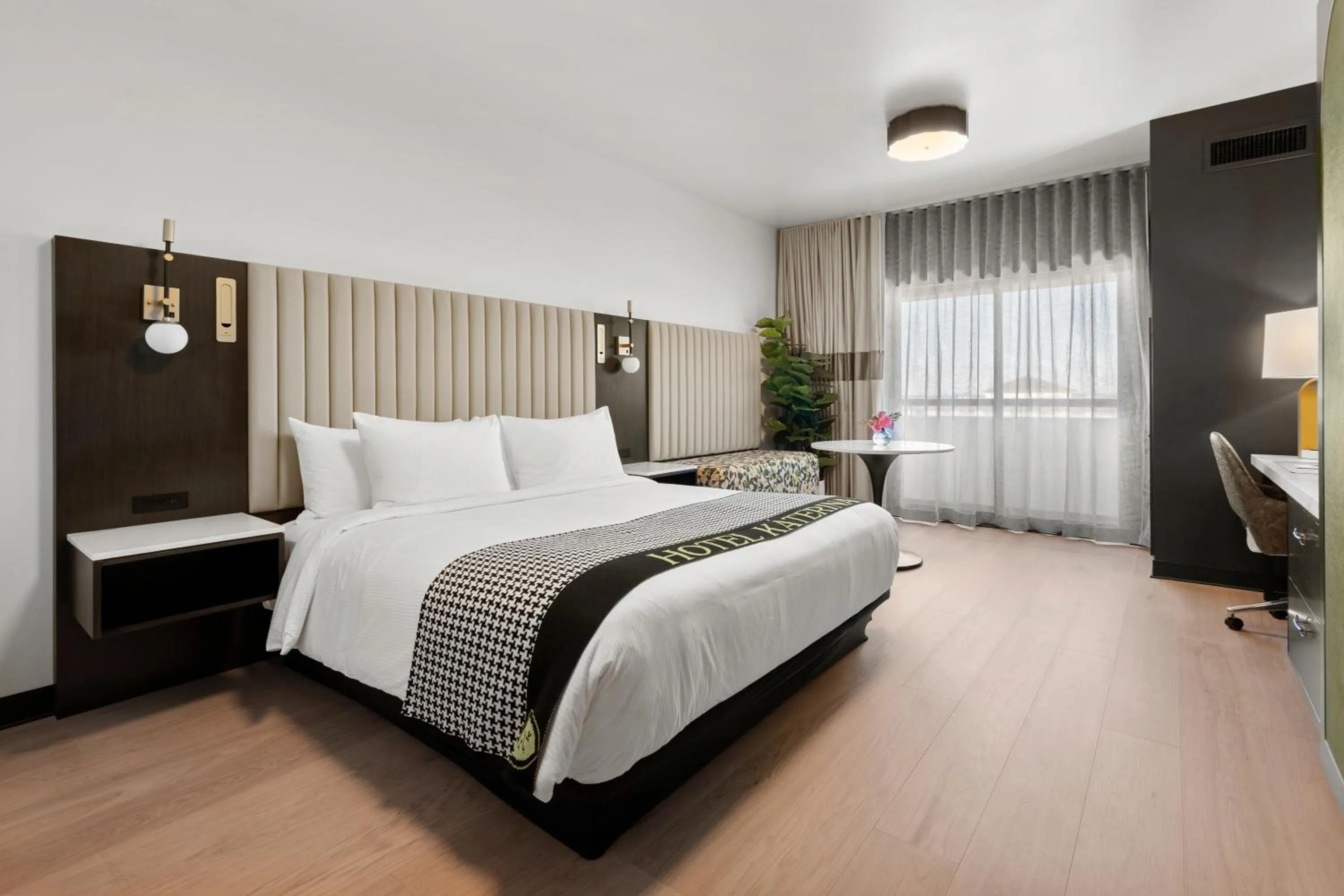 Boutique King Balcony Roll-In Shower in Hotel Katerina