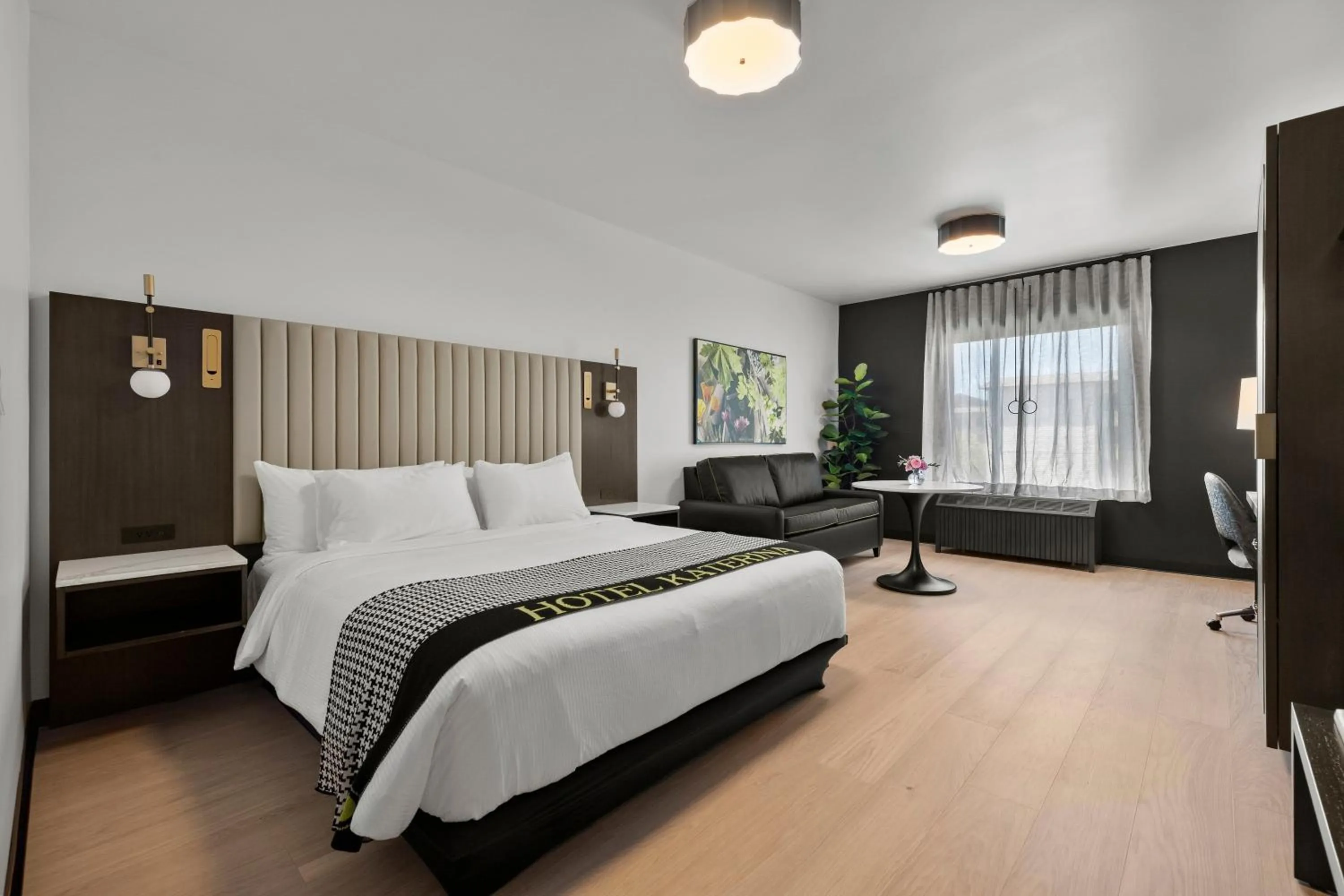 Boutique King Roll-In Shower in Hotel Katerina