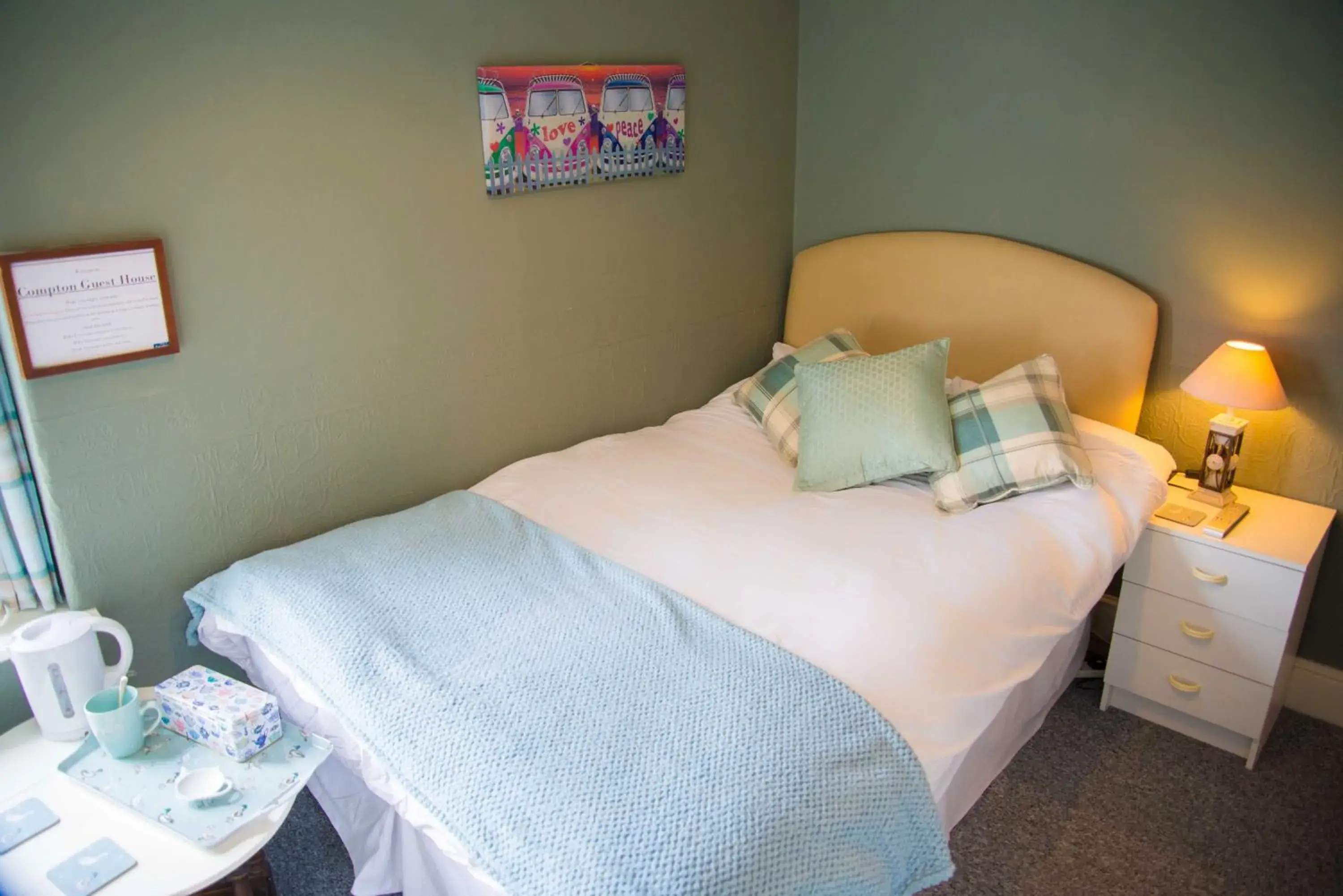 Single Room with Shared Bathroom in Compton Guest House Single Room with Shared Bathroom in Compton Guest House