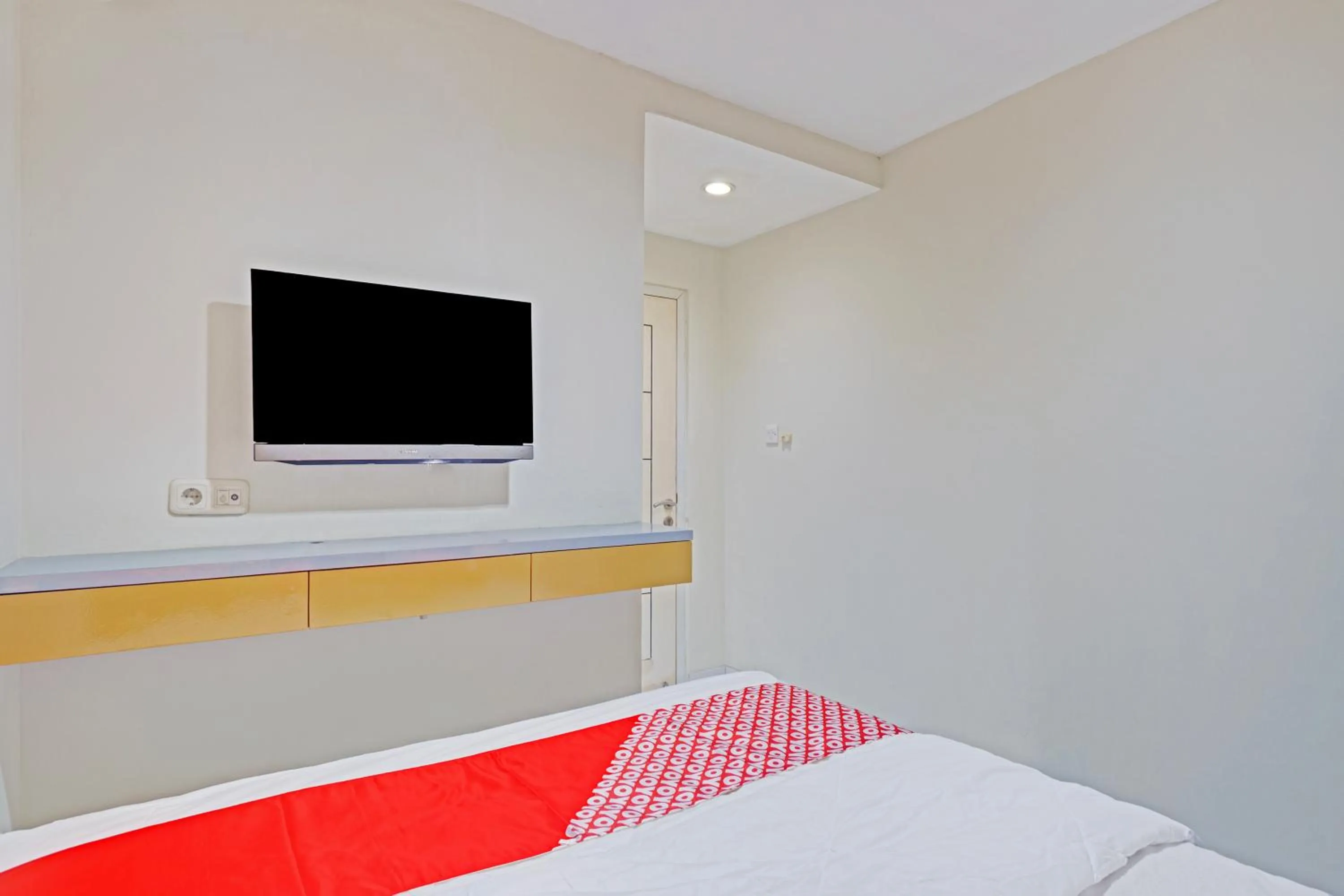 Bedroom, Bed in Hotel O Mangga Besar Near Mangga Besar Station Formerly Warna Warni Residence