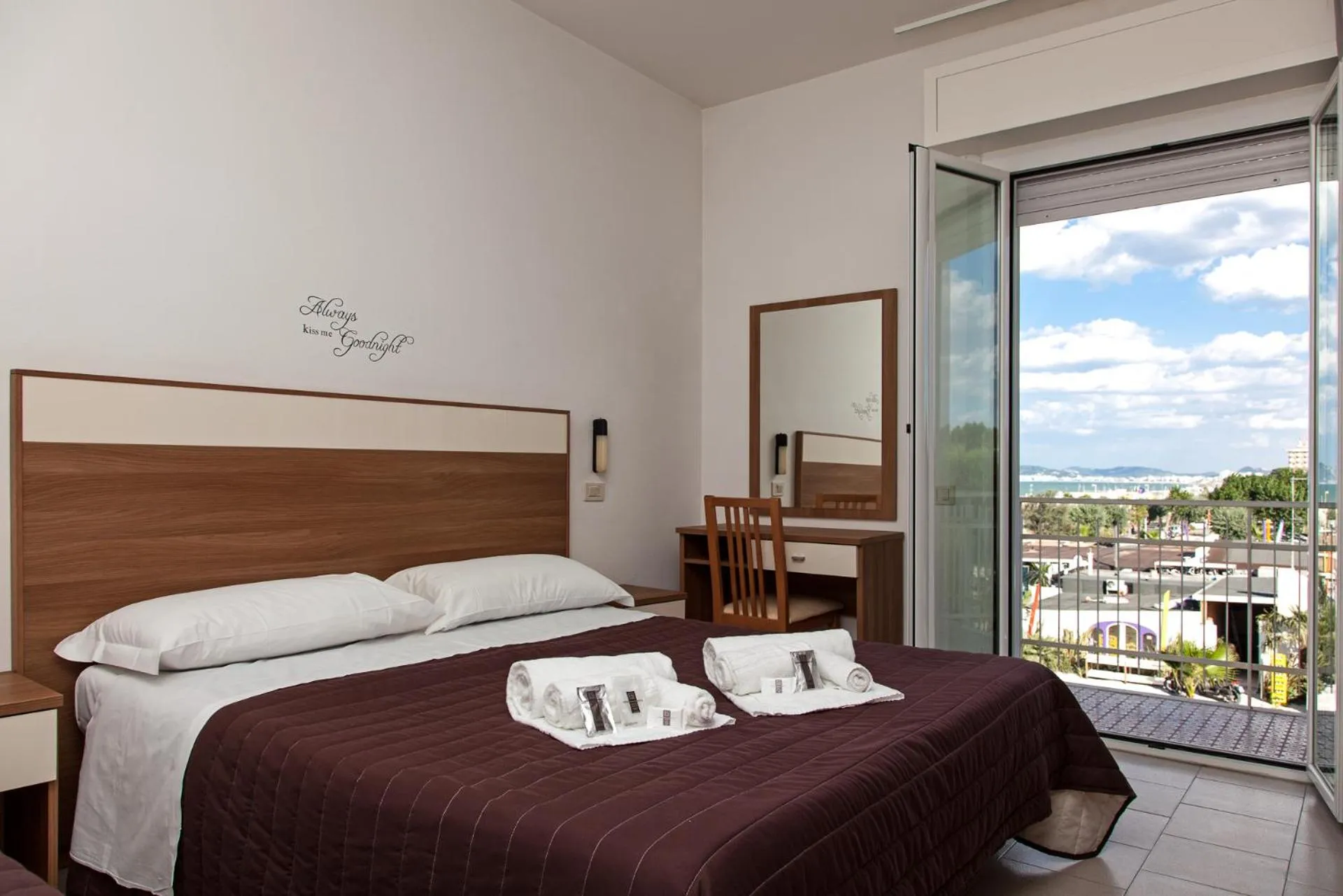 Day, Bed in Hotel Vela D'Oro