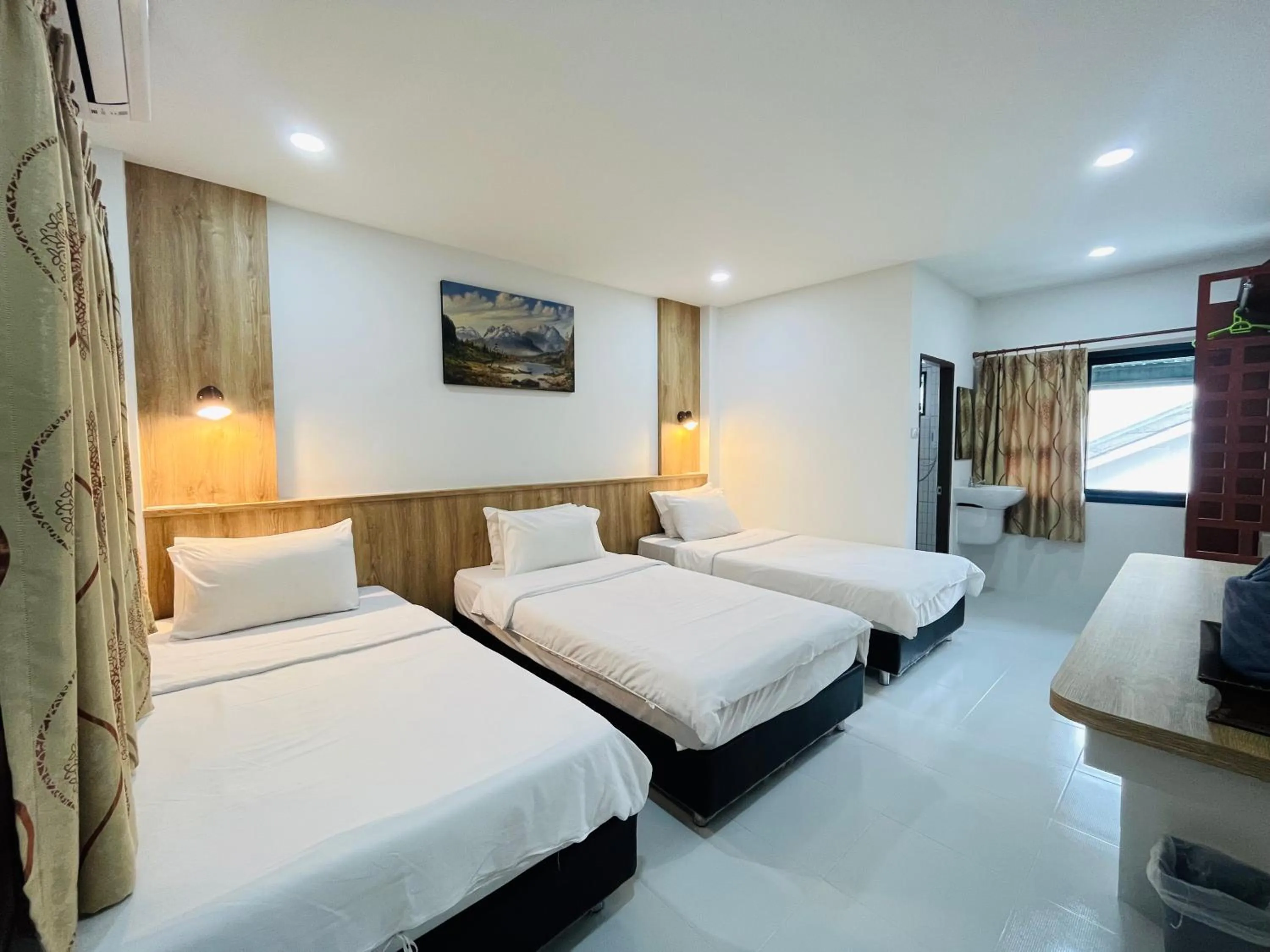 Photo of the whole room, Bed in Rendezvous Oldtown Chiangmai
