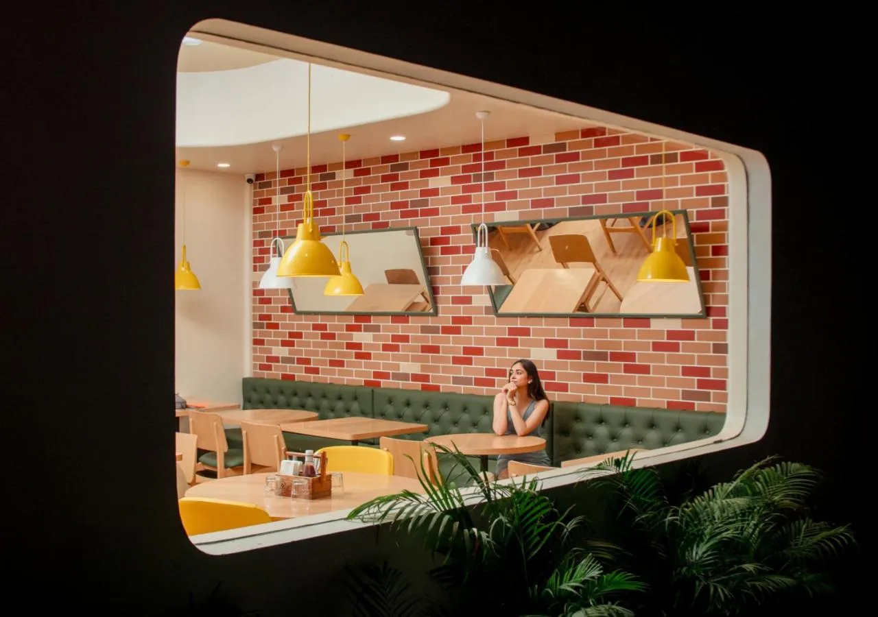 Restaurant/places to eat in Bloom Hotel - DLF Cyber City