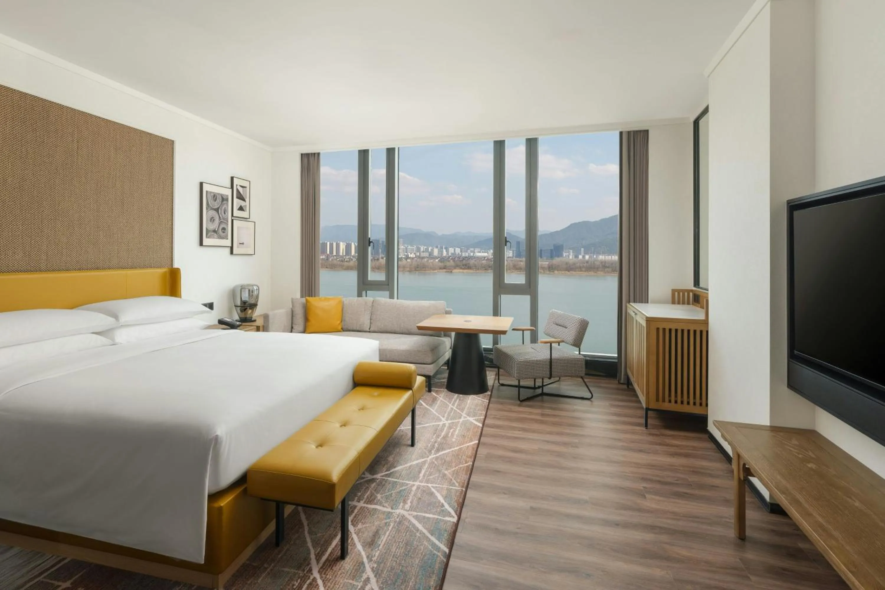 Photo of the whole room, Bed in Sheraton Hangzhou Fuyang