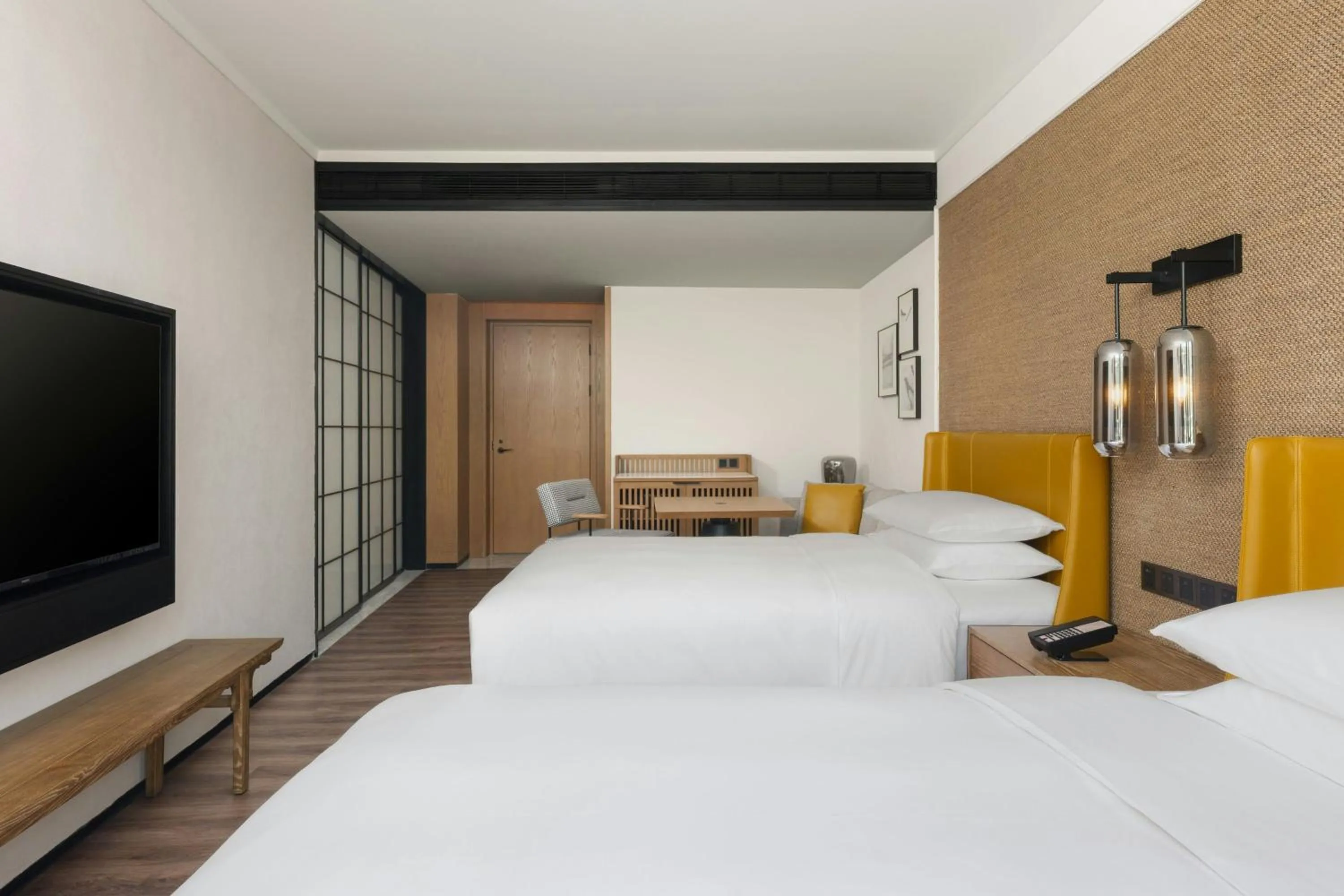 Photo of the whole room, Bed in Sheraton Hangzhou Fuyang