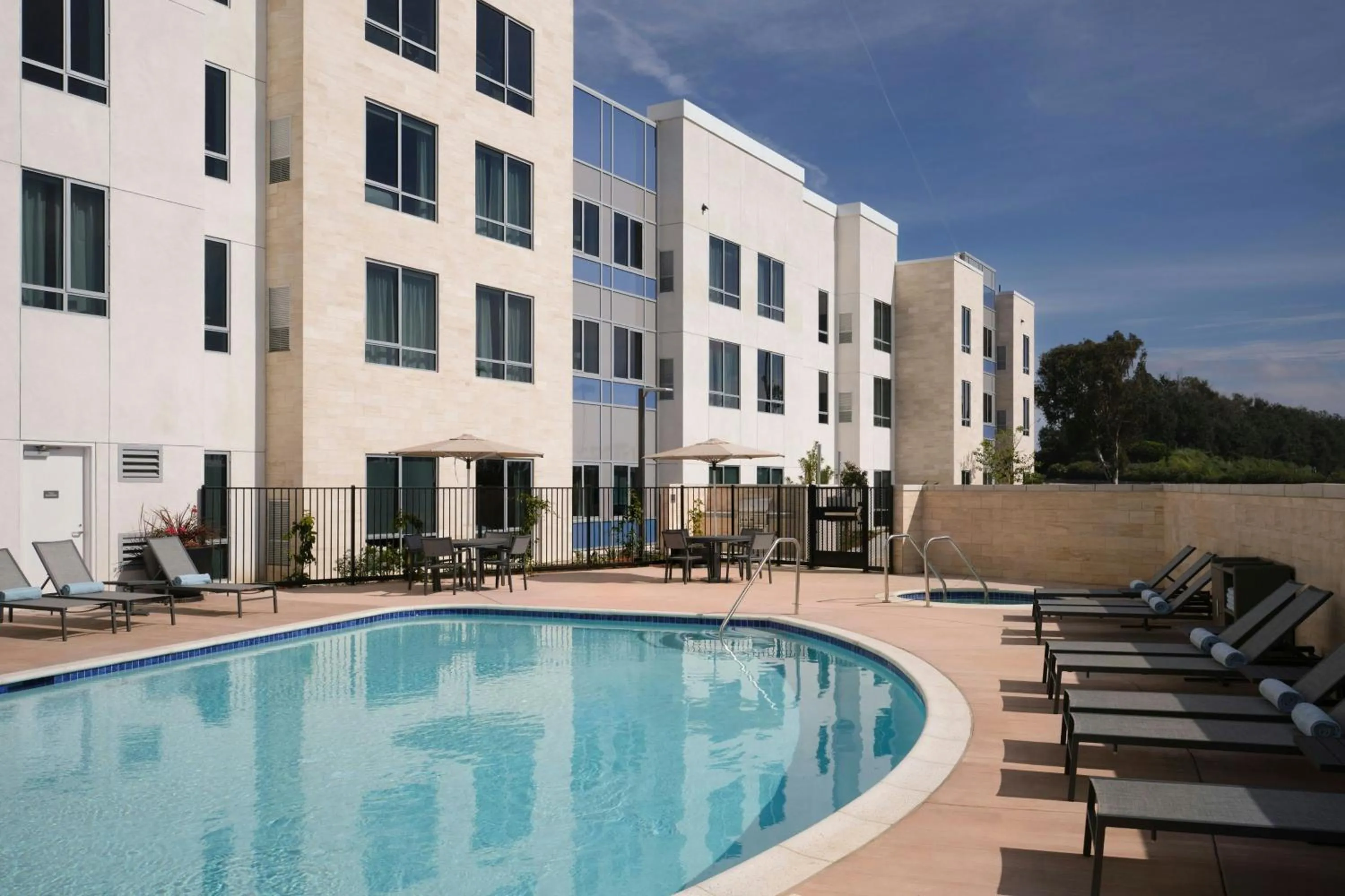 Swimming pool in Residence Inn by Marriott Ventura Beach