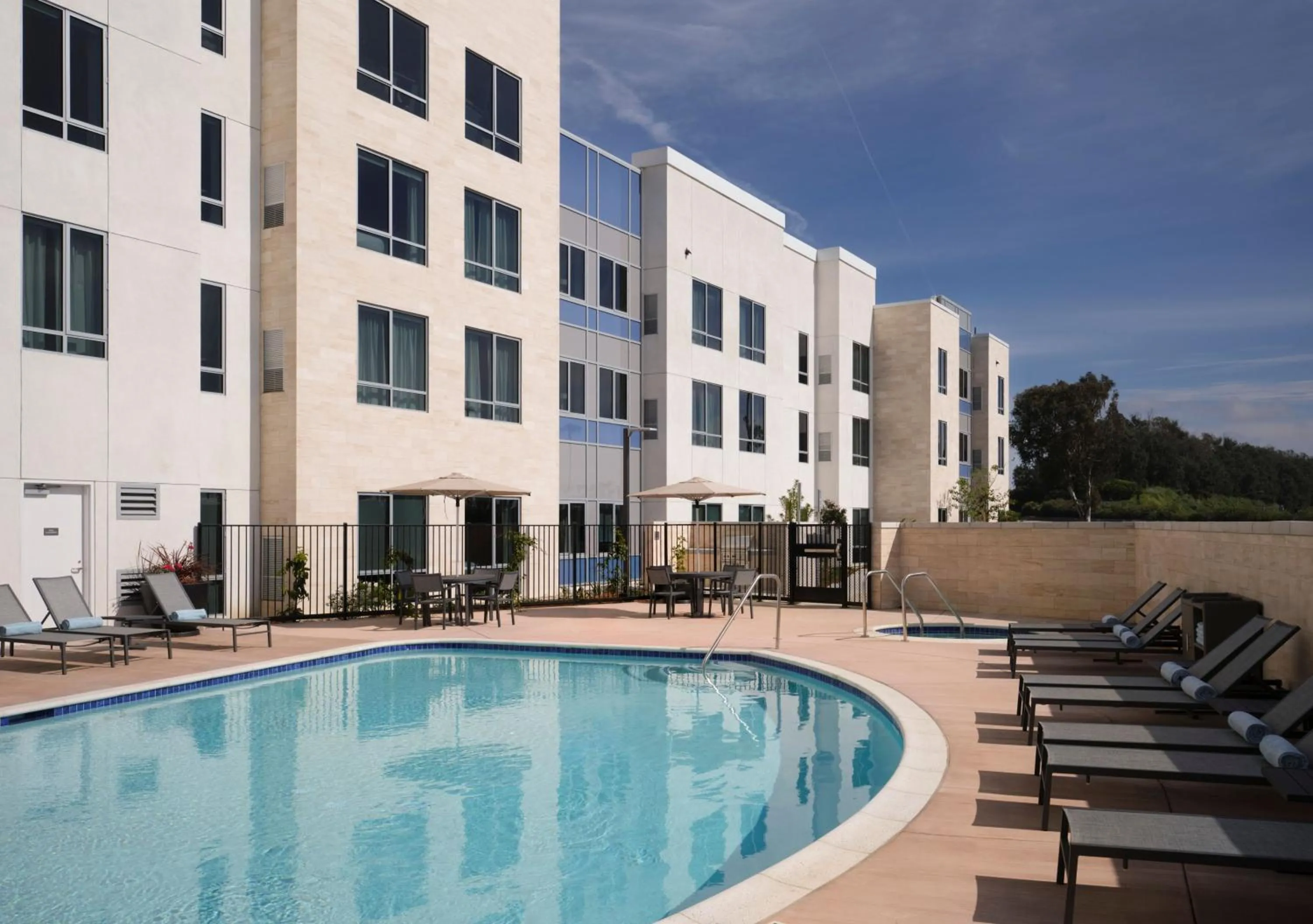 Swimming pool in Residence Inn by Marriott Ventura Beach