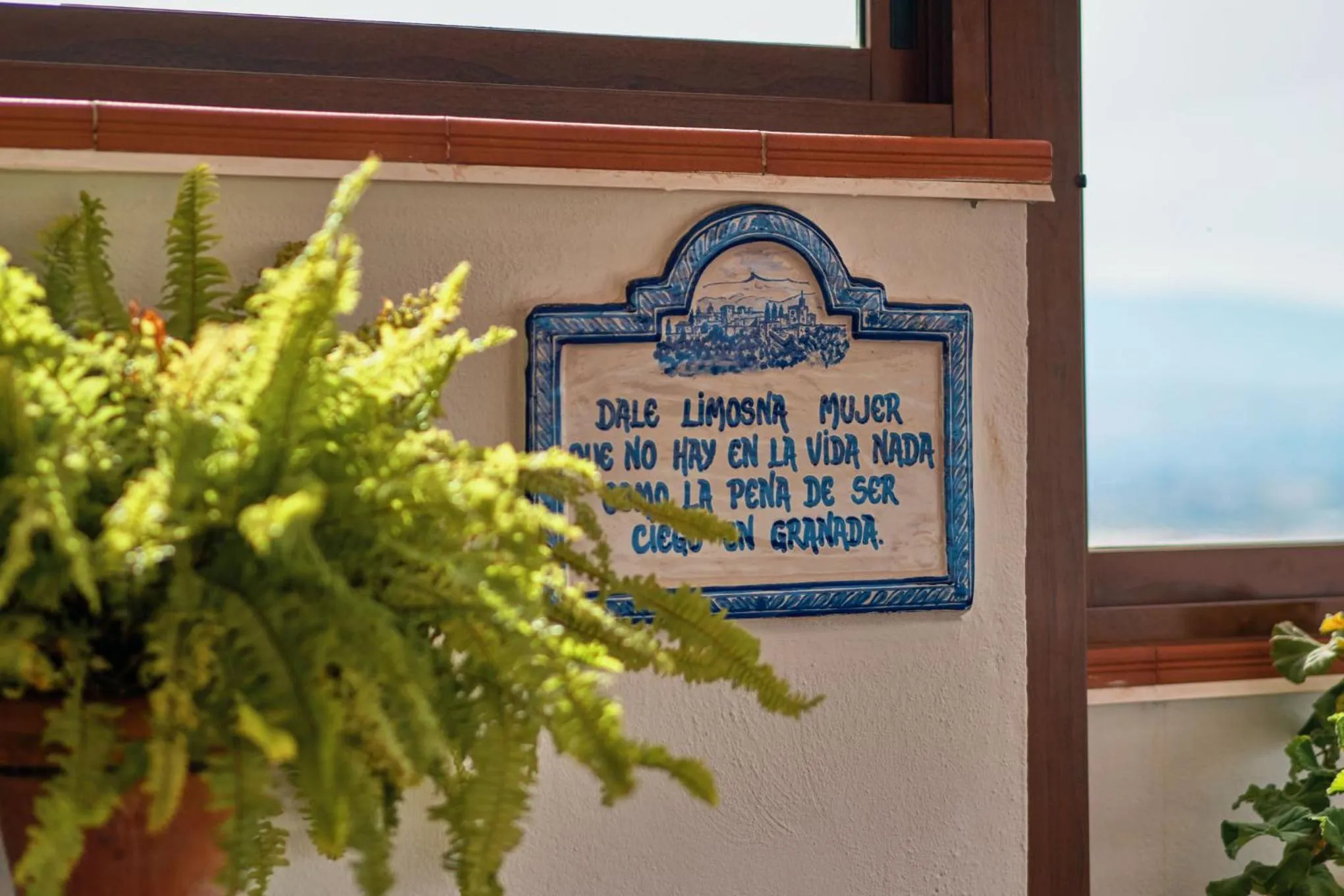 Text overlay in Hotel Mirador Arabeluj