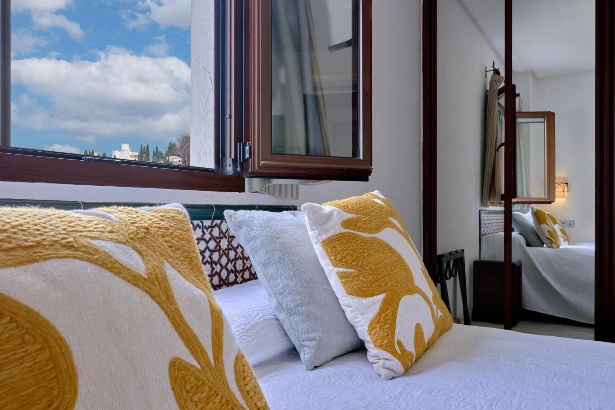 Bed in Hotel Mirador Arabeluj