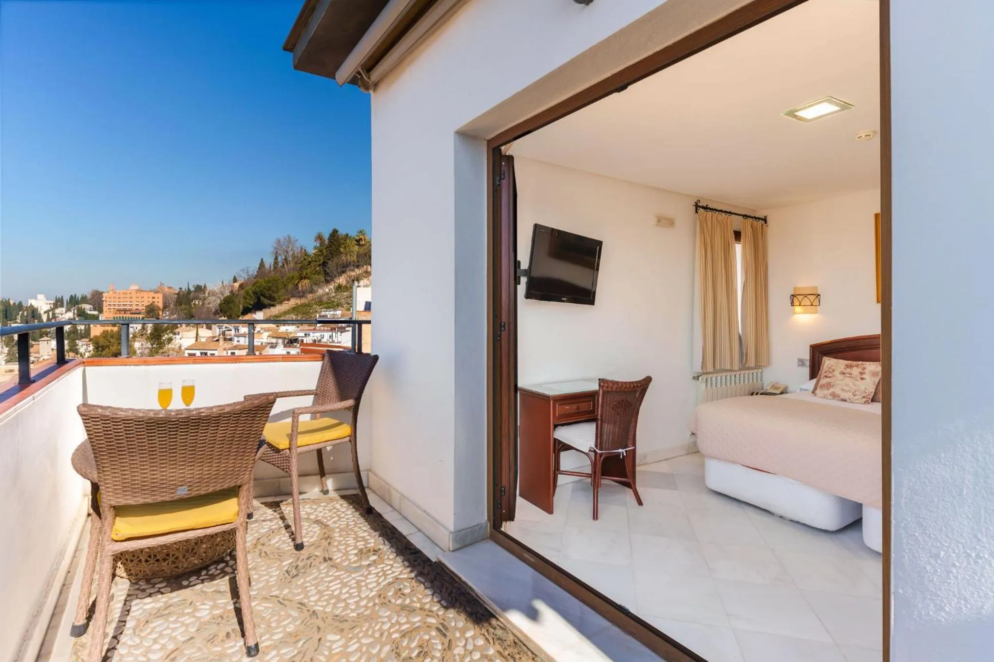 Balcony/Terrace, Bed in Hotel Mirador Arabeluj