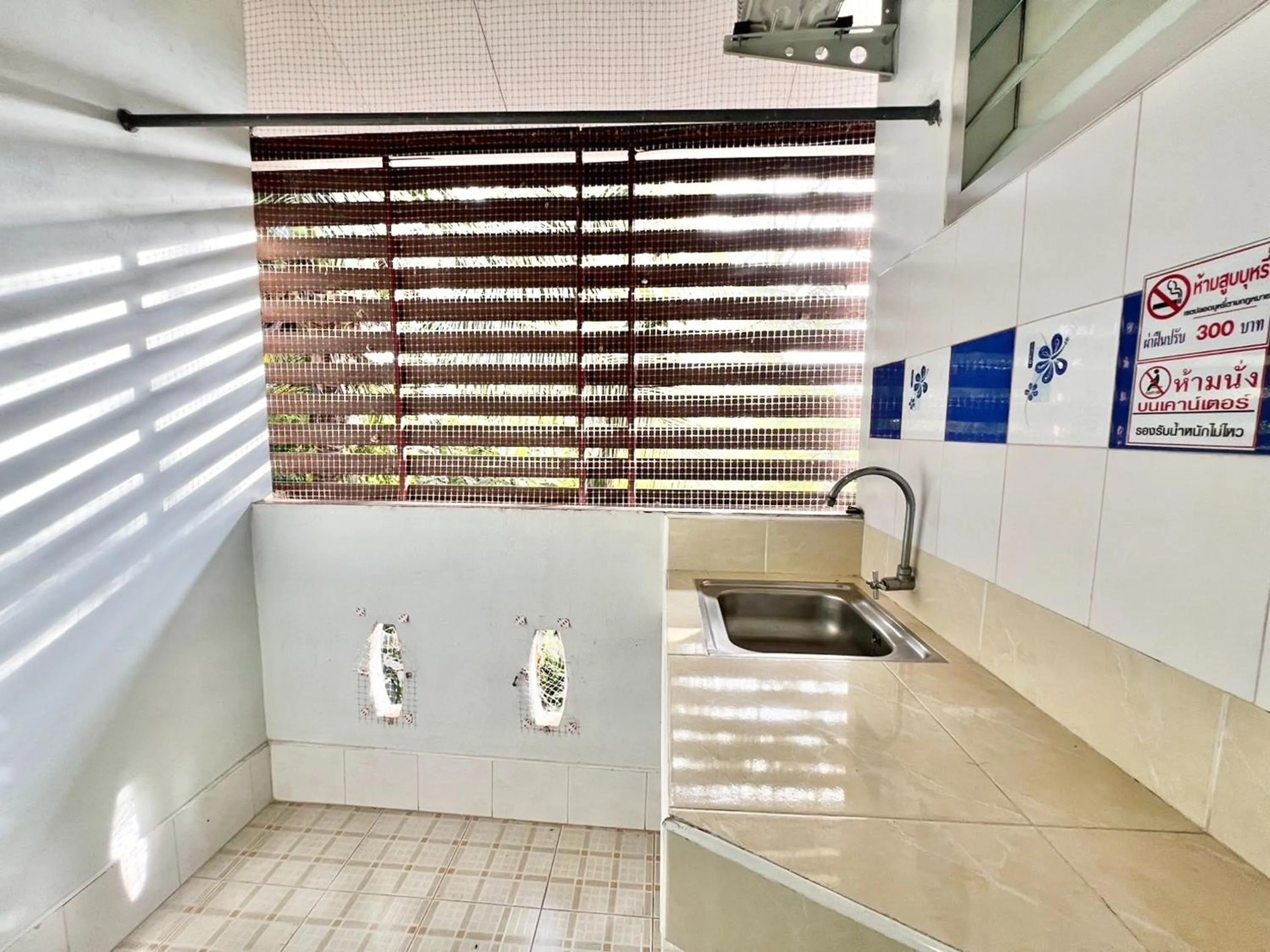 dishwasher in Ban Ton Resort