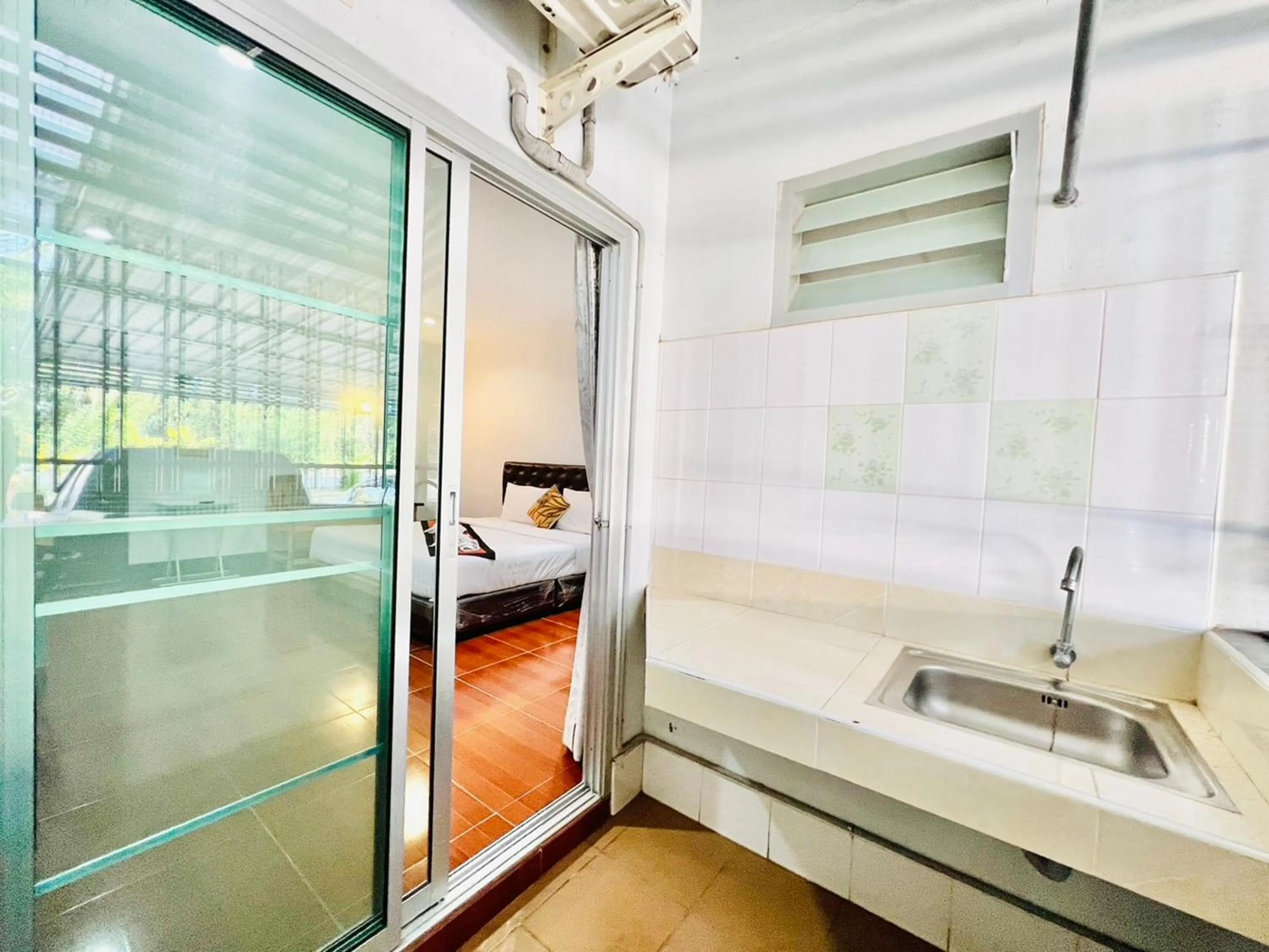 dishwasher in Ban Ton Resort