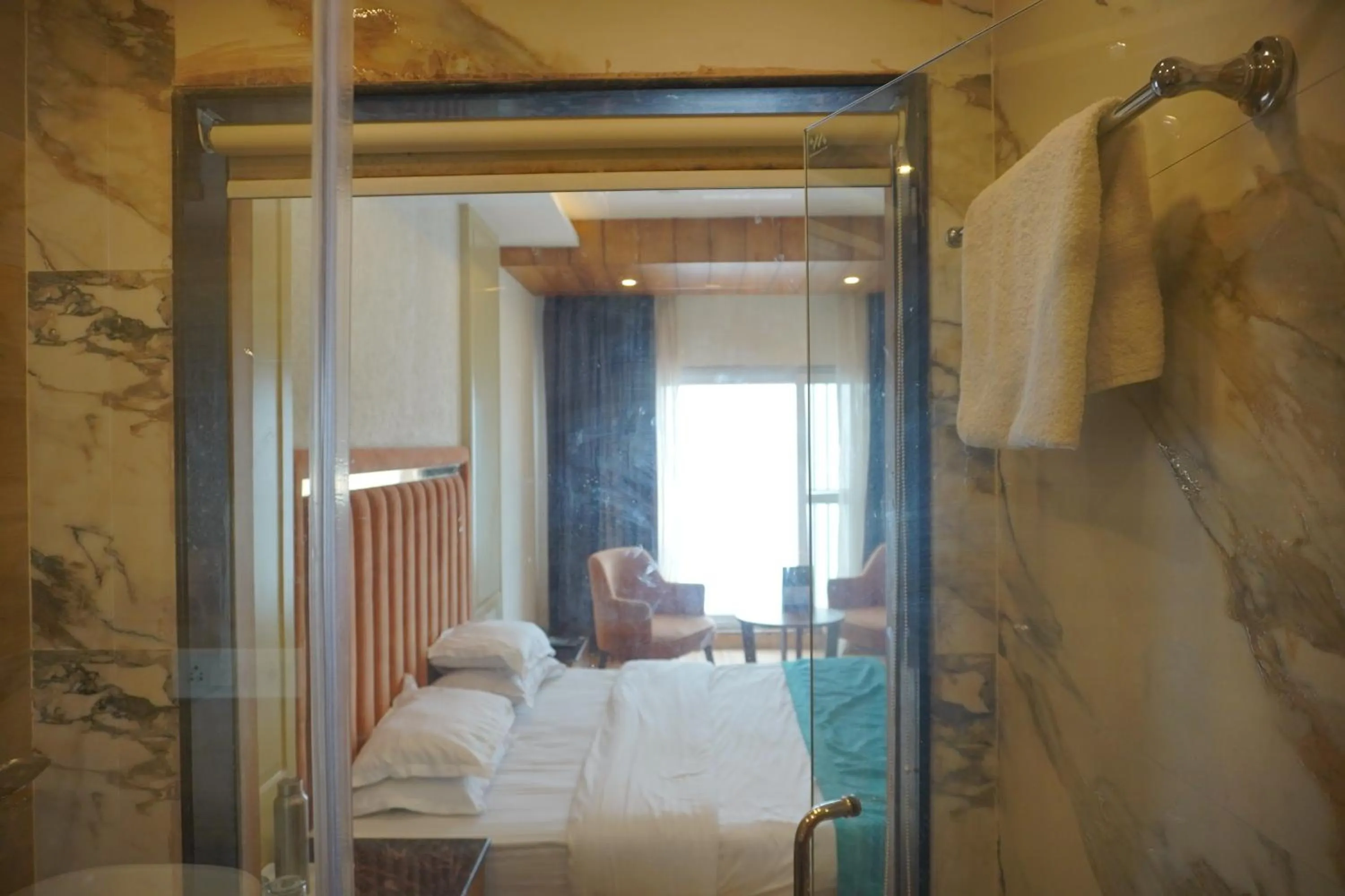 Bathroom, Bed in Luxury Inn by Stotrak Hotels