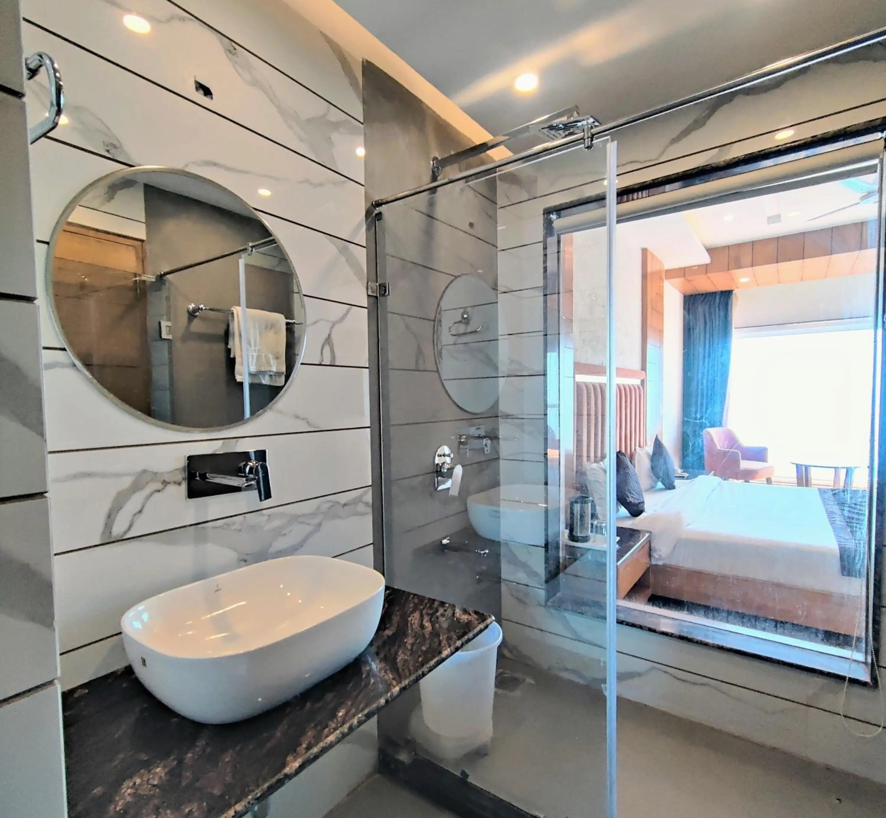 Shower, Bed in Luxury Inn by Stotrak Hotels