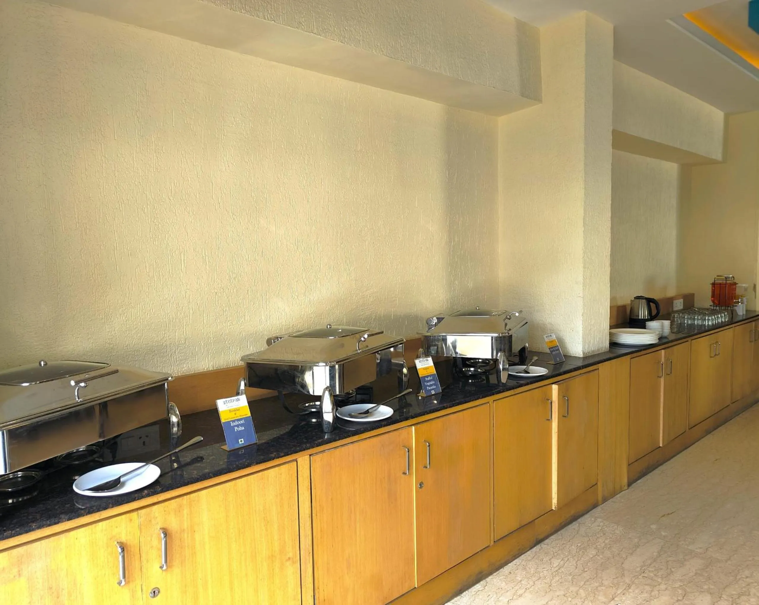 Restaurant/places to eat in Luxury Inn by Stotrak Hotels