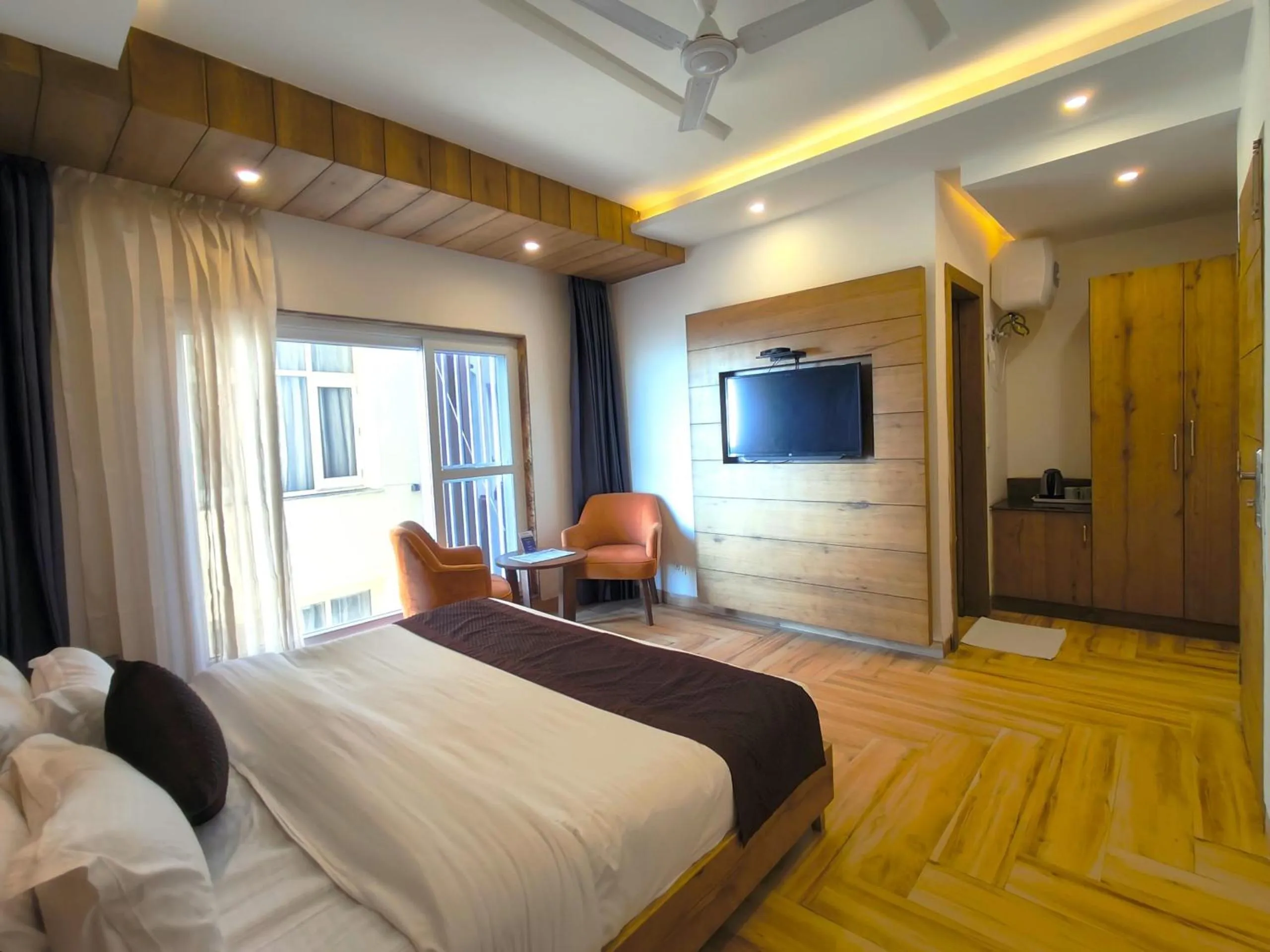 Photo of the whole room, Bed in Luxury Inn by Stotrak Hotels