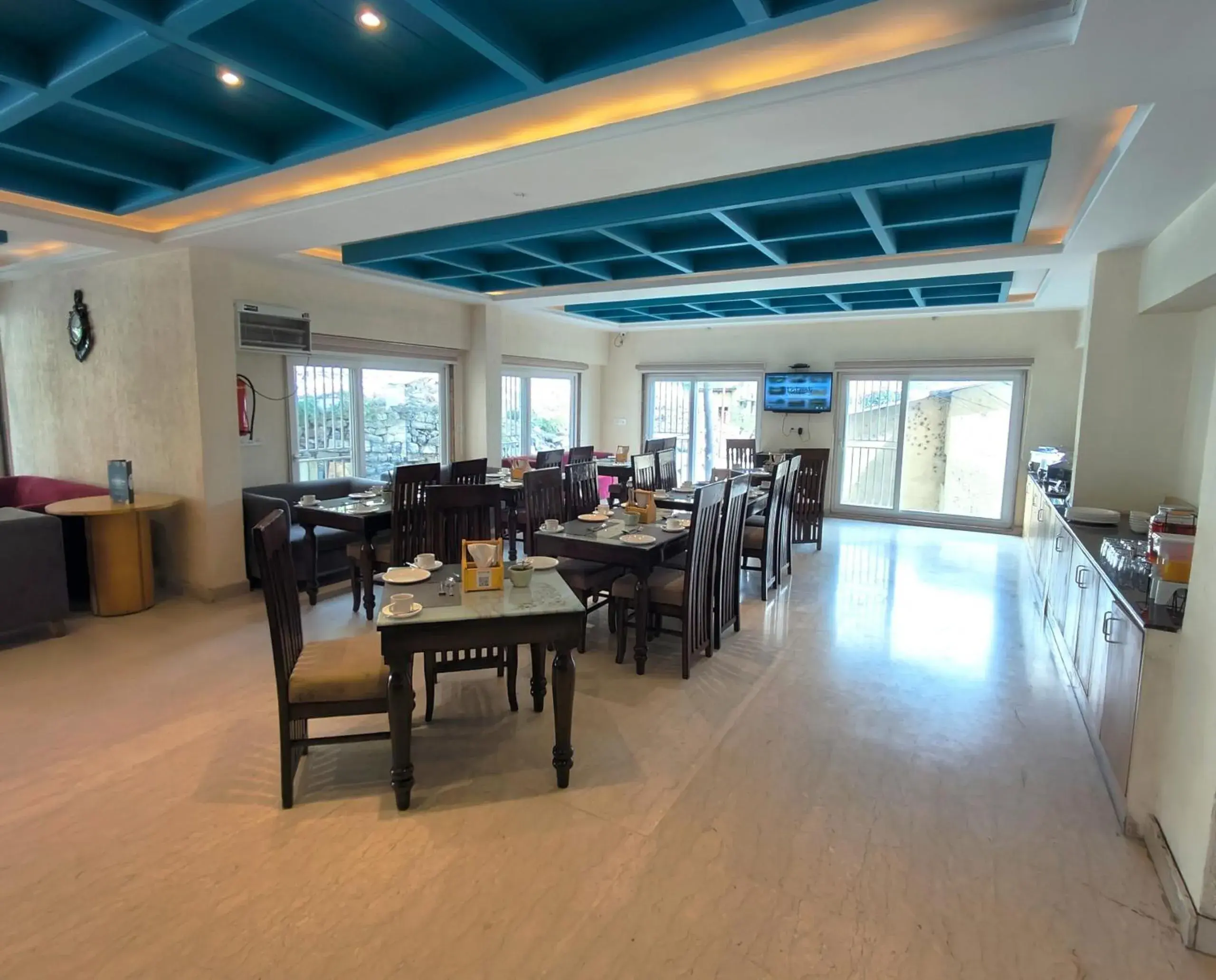 Restaurant/places to eat in Luxury Inn by Stotrak Hotels Restaurant/places to eat in Luxury Inn by Stotrak Hotels