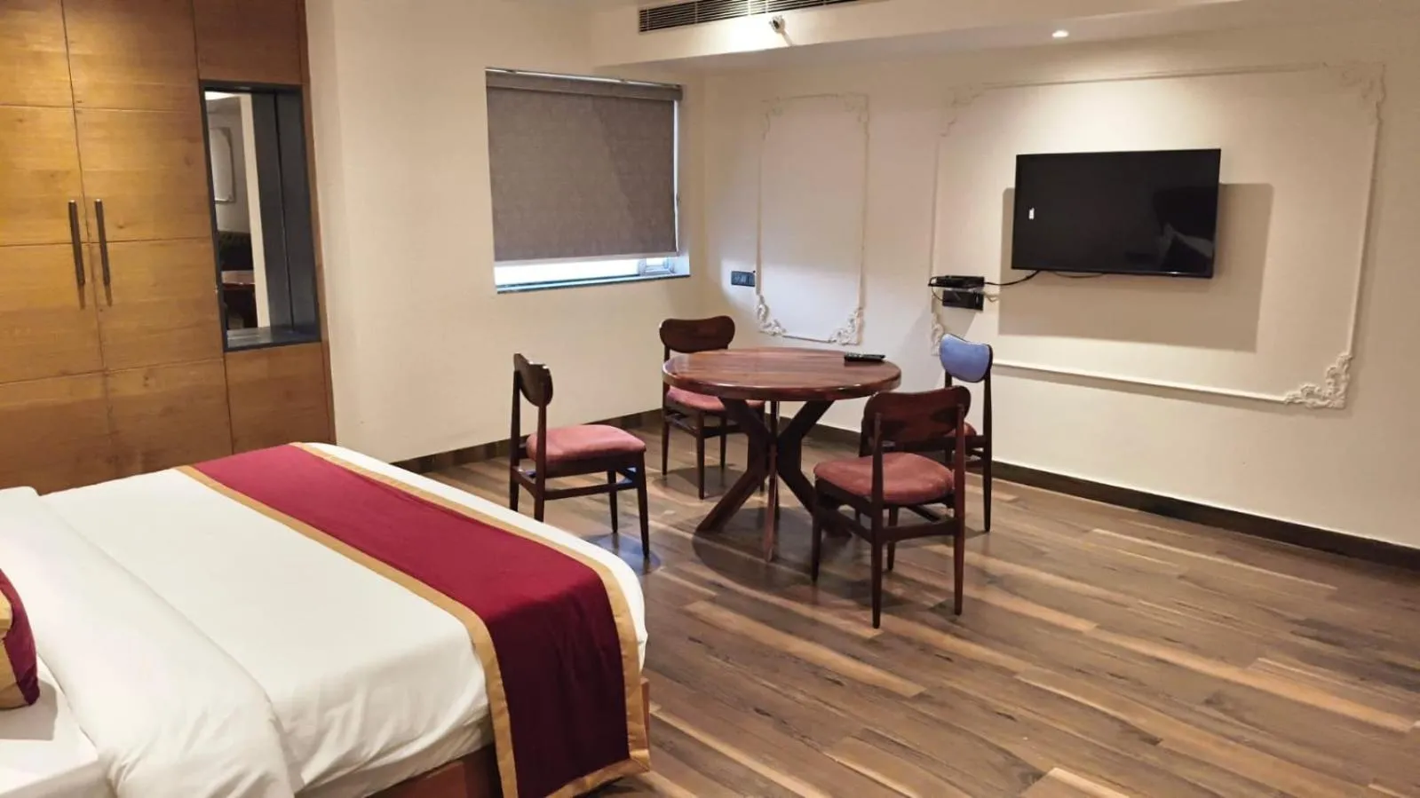 Communal lounge/ TV room, Bed in Hotel Elara