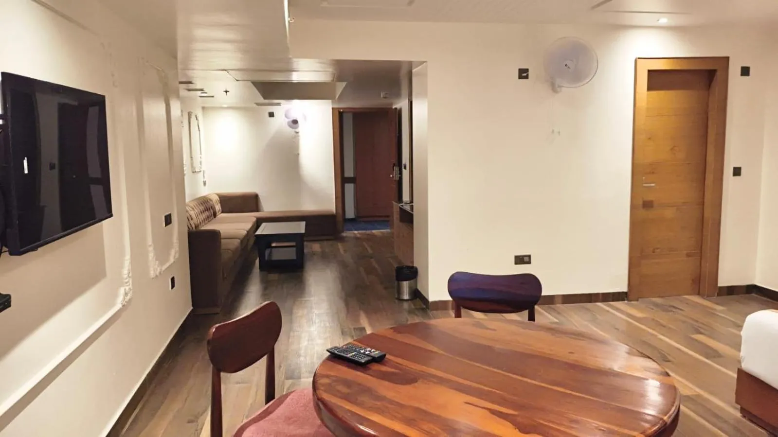Communal lounge/ TV room in Hotel Elara