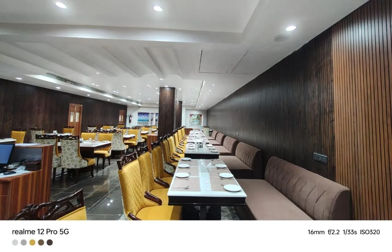 Restaurant/places to eat in Hotel Elara