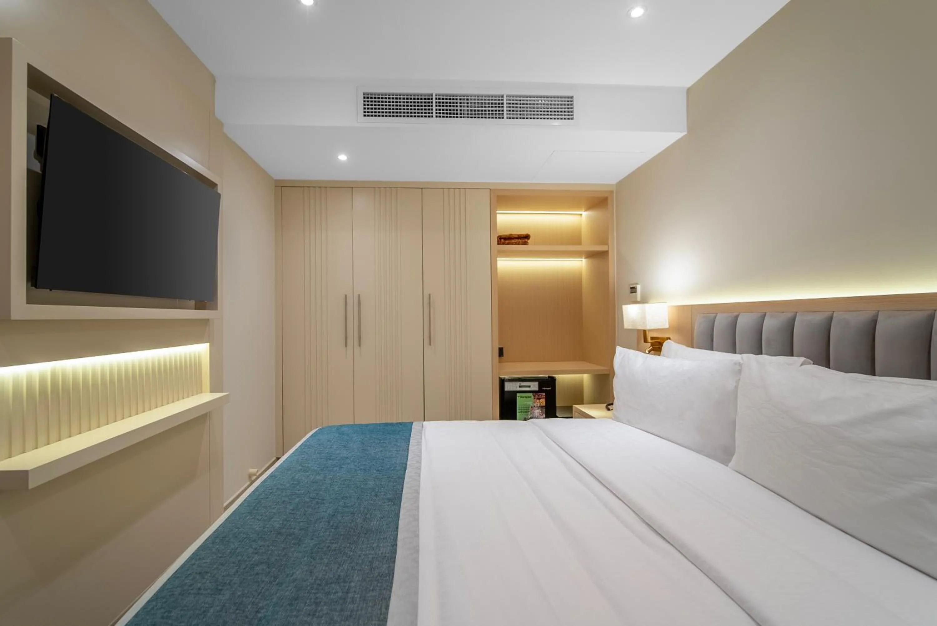 Bedroom, Bed in Grand Ambassador Hotel