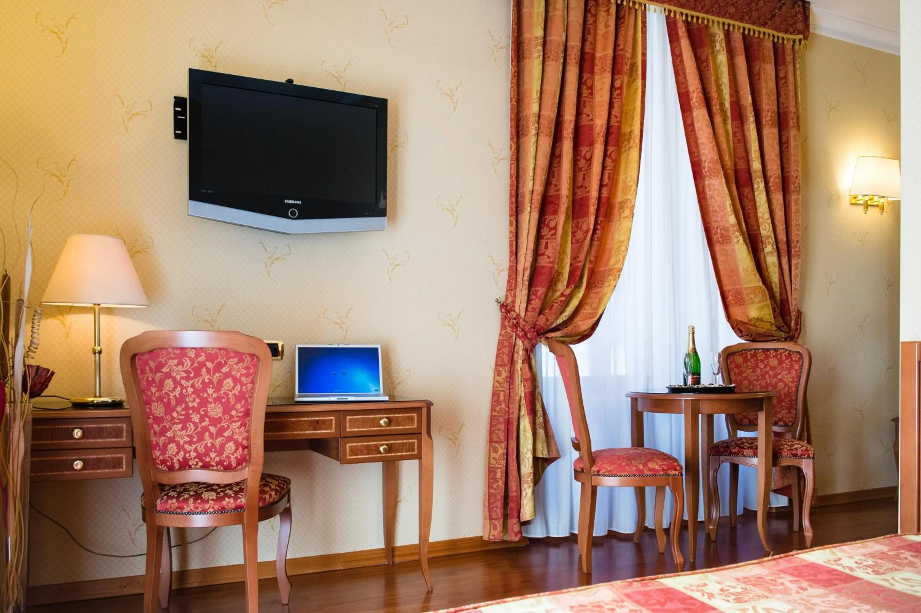 Photo of the whole room, Seating Area in Hotel Amadeus