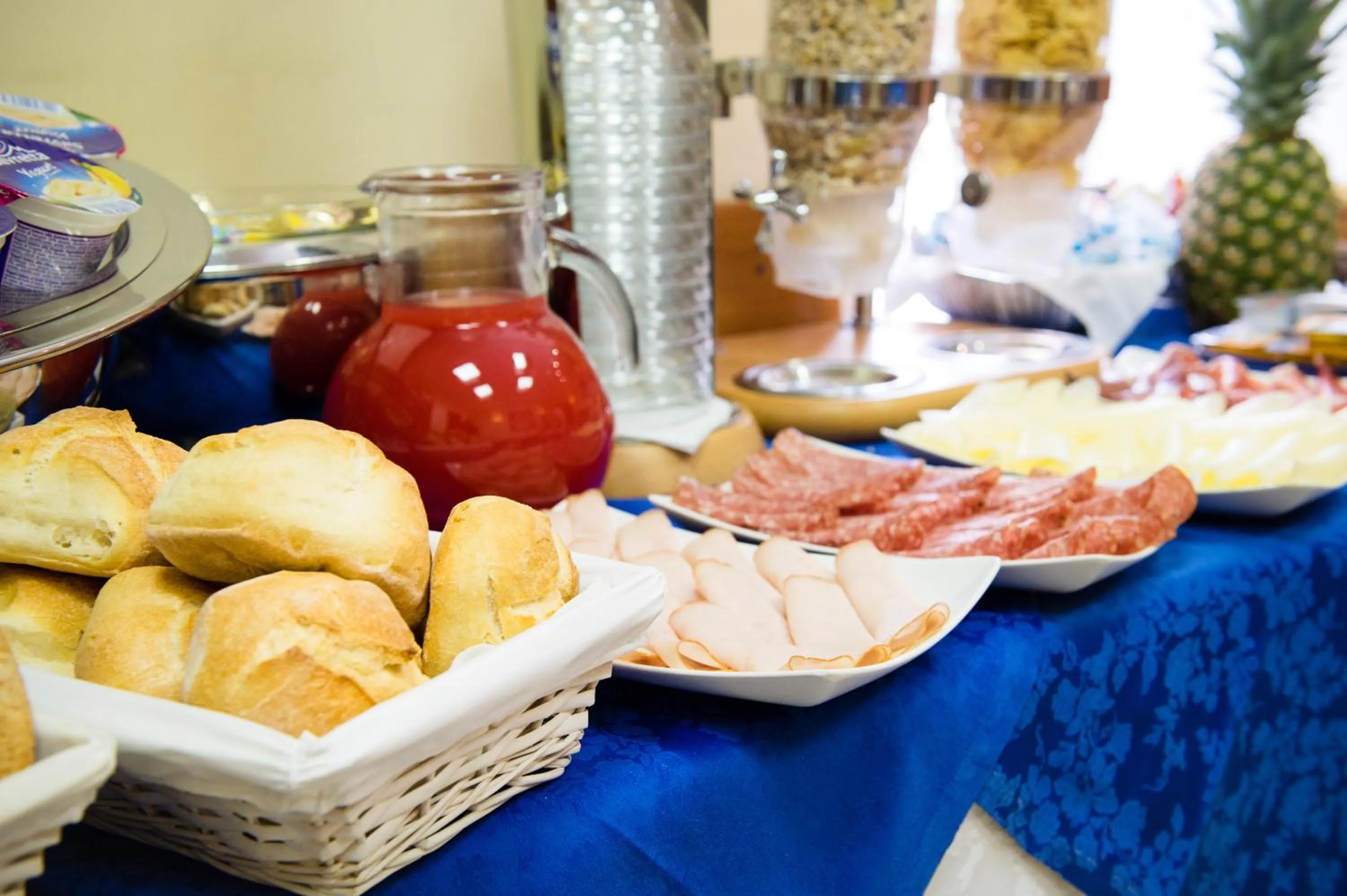 Restaurant/places to eat, Food in Hotel Amadeus