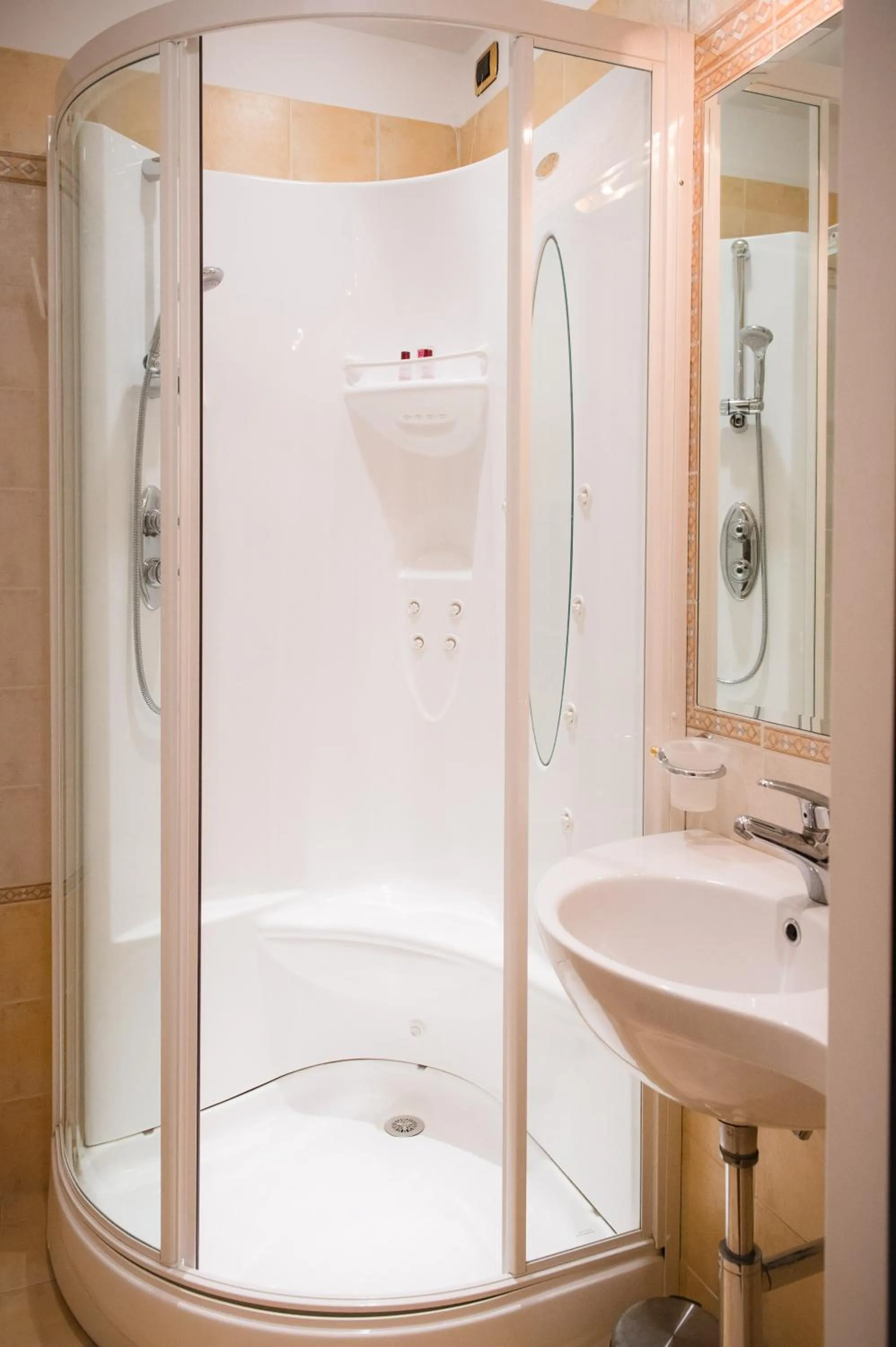 Shower, Bathroom in Hotel Amadeus