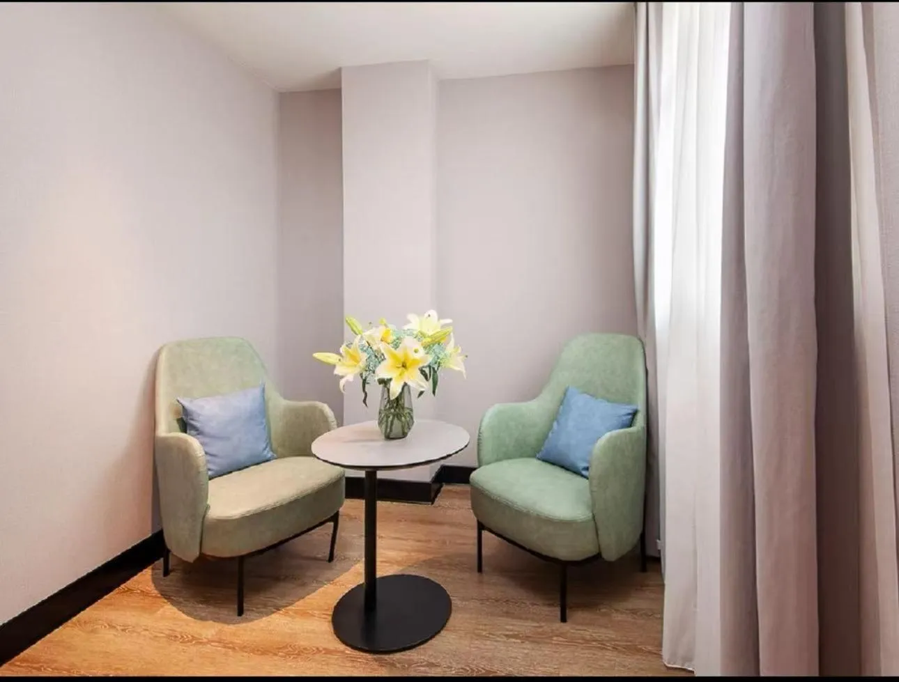 Seating area in Hanting Hotel Shanghai Babaiban Pudian Road Subway Station