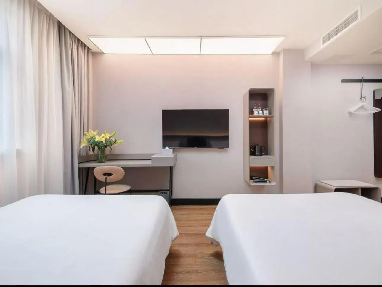 Property building, Bed in Hanting Hotel Shanghai Babaiban Pudian Road Subway Station