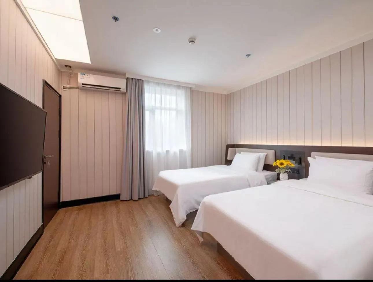 Bed in Hanting Hotel Shanghai Babaiban Pudian Road Subway Station