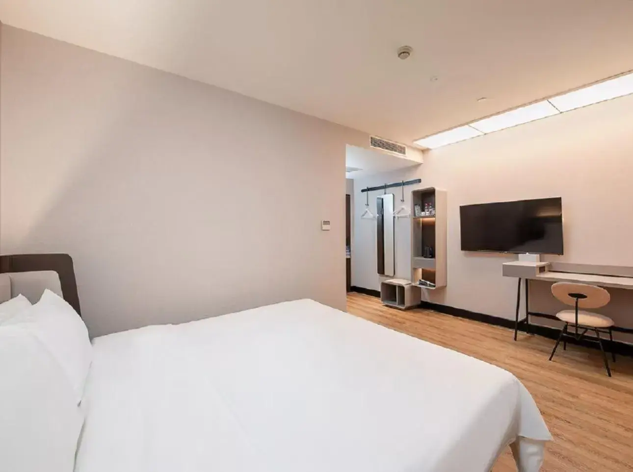 Bed in Hanting Hotel Shanghai Babaiban Pudian Road Subway Station Bed in Hanting Hotel Shanghai Babaiban Pudian Road Subway Station