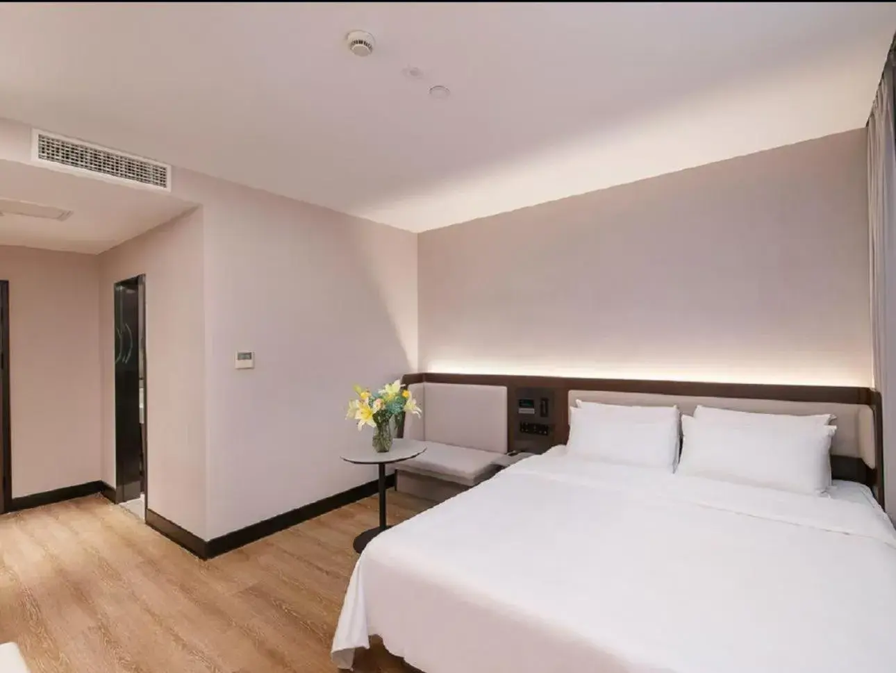 Bed in Hanting Hotel Shanghai Babaiban Pudian Road Subway Station Bed in Hanting Hotel Shanghai Babaiban Pudian Road Subway Station