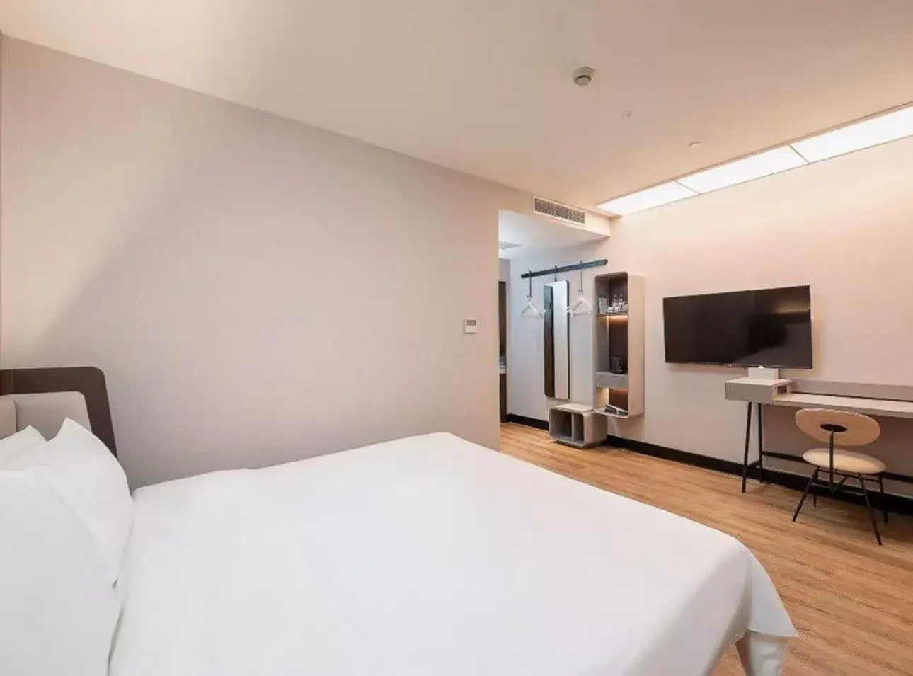 Property building, Bed in Hanting Hotel Shanghai Babaiban Pudian Road Subway Station Property building, Bed in Hanting Hotel Shanghai Babaiban Pudian Road Subway Station