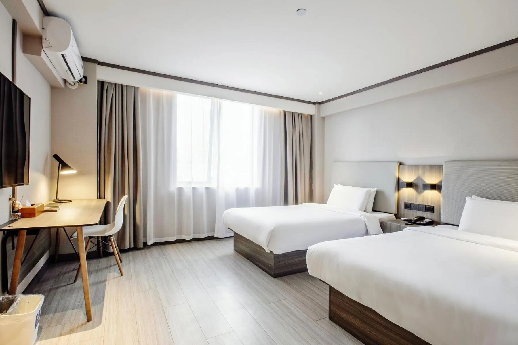 Photo of the whole room, Bed in Hanting Hotel Shanghai Lujiazui Pudong South Road
