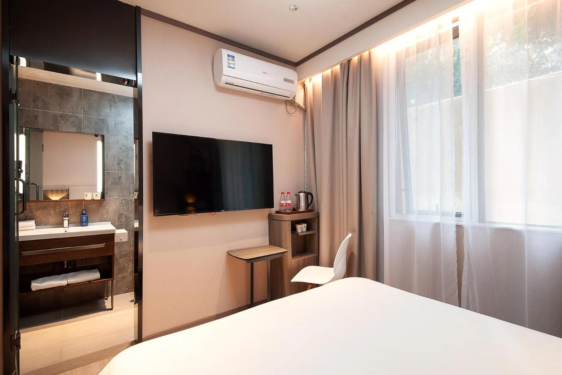 People, Bed in Hanting Hotel Shanghai Lujiazui Pudong South Road