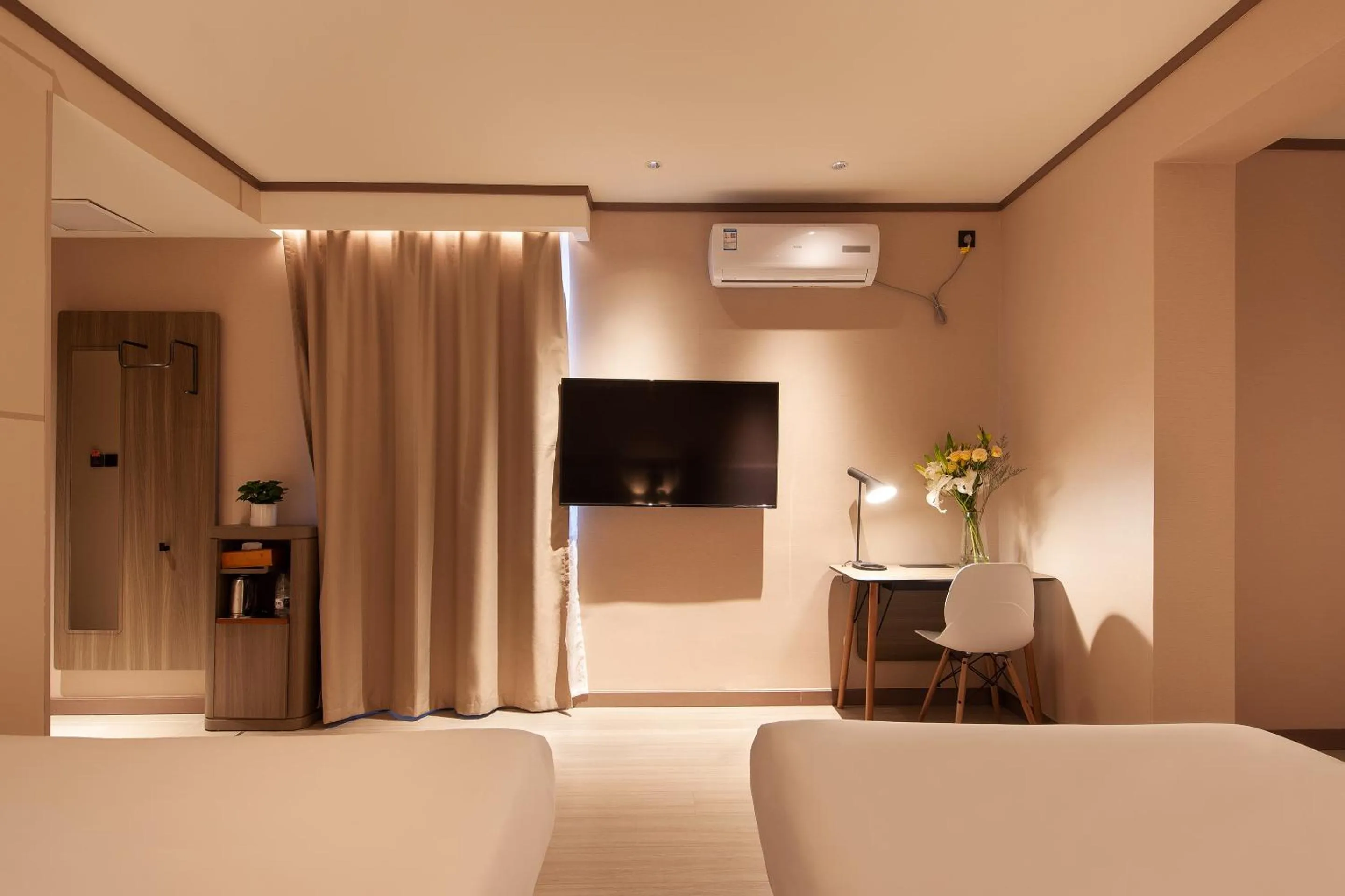 Photo of the whole room, Bed in Hanting Hotel Shanghai Lujiazui Pudong South Road