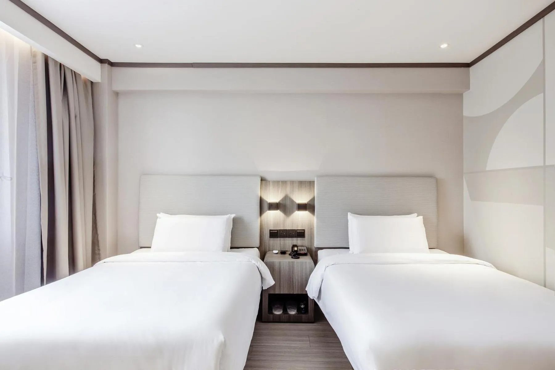 Photo of the whole room, Bed in Hanting Hotel Shanghai Lujiazui Pudong South Road