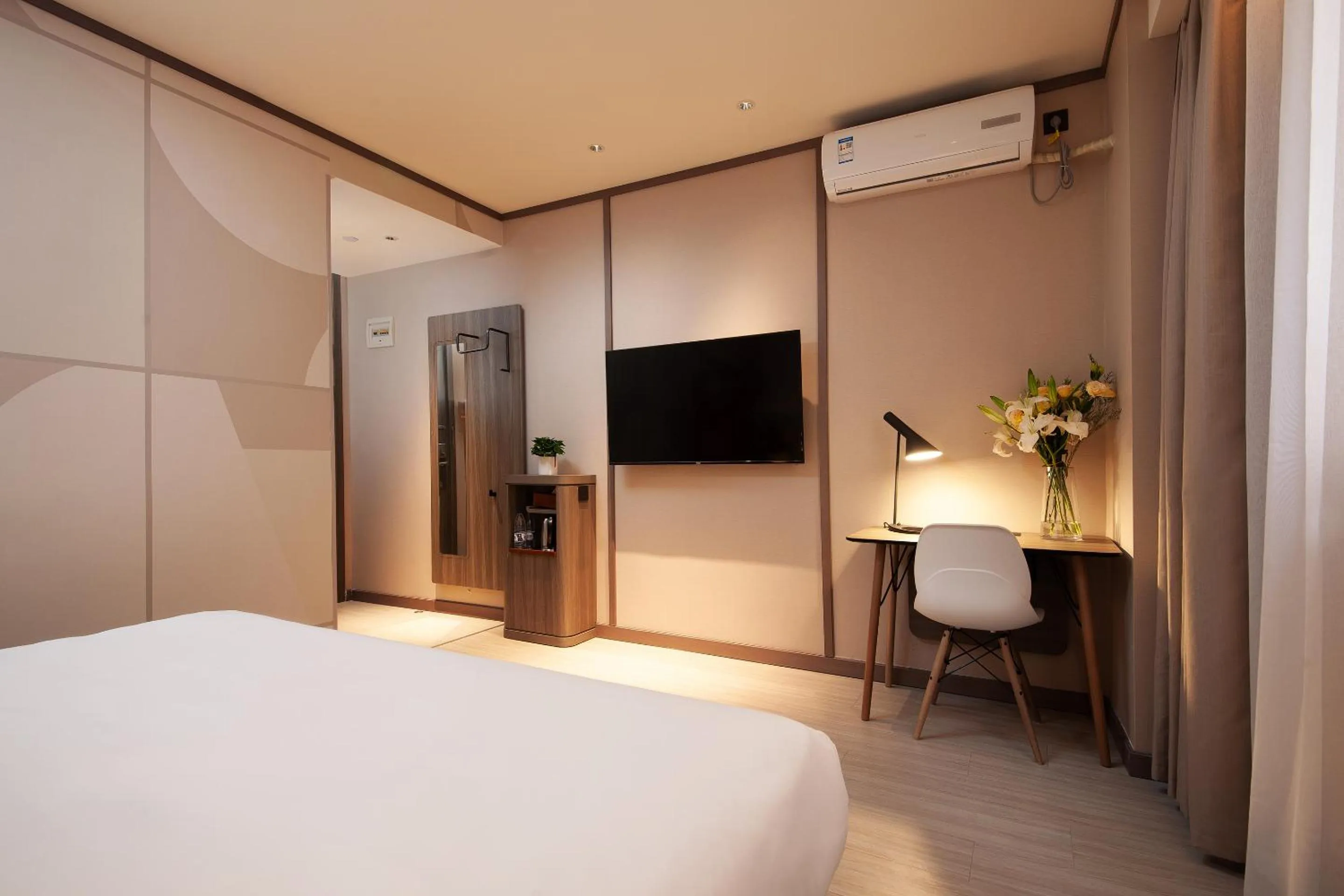 Photo of the whole room, Bed in Hanting Hotel Shanghai Lujiazui Pudong South Road