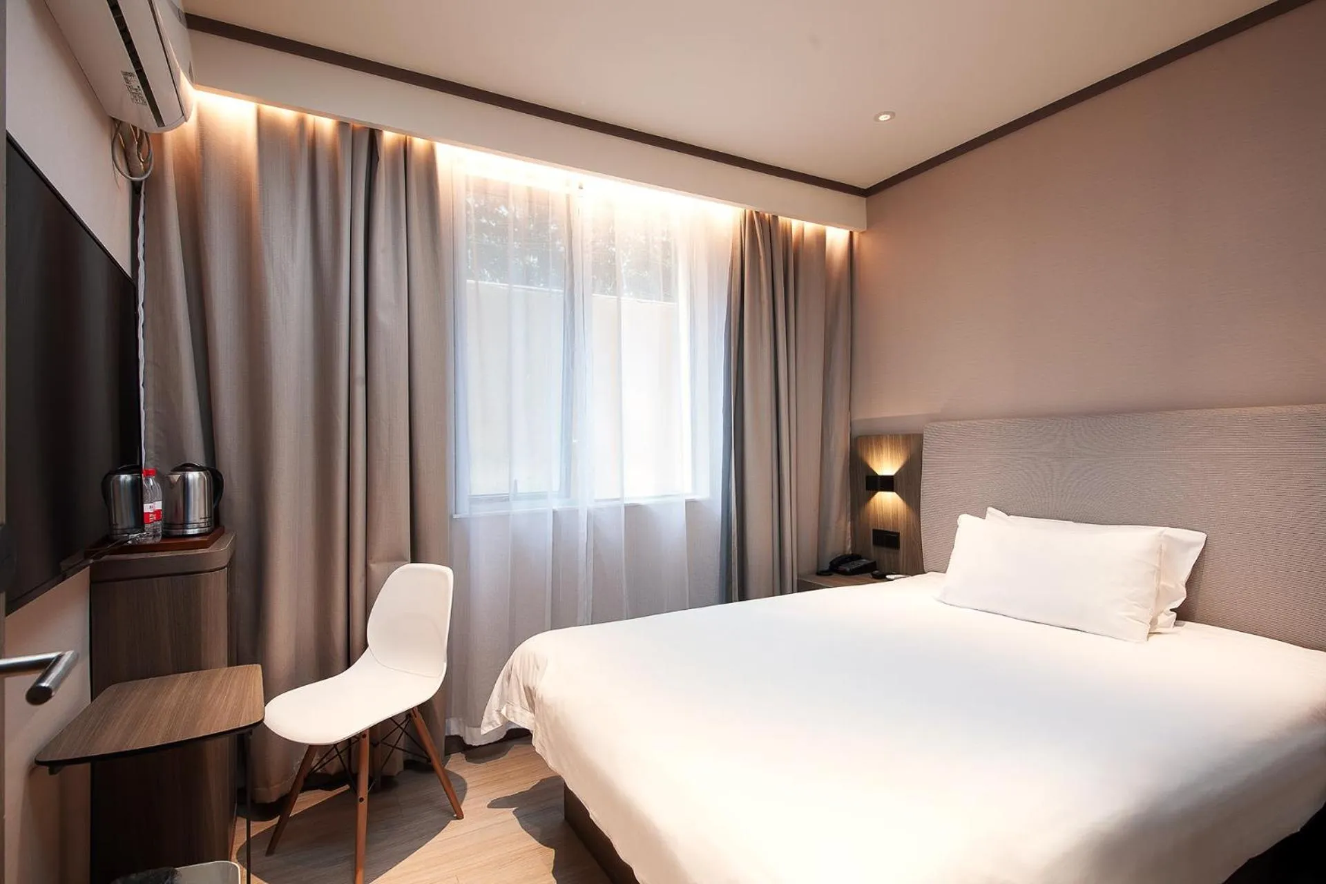 Photo of the whole room, Bed in Hanting Hotel Shanghai Lujiazui Pudong South Road