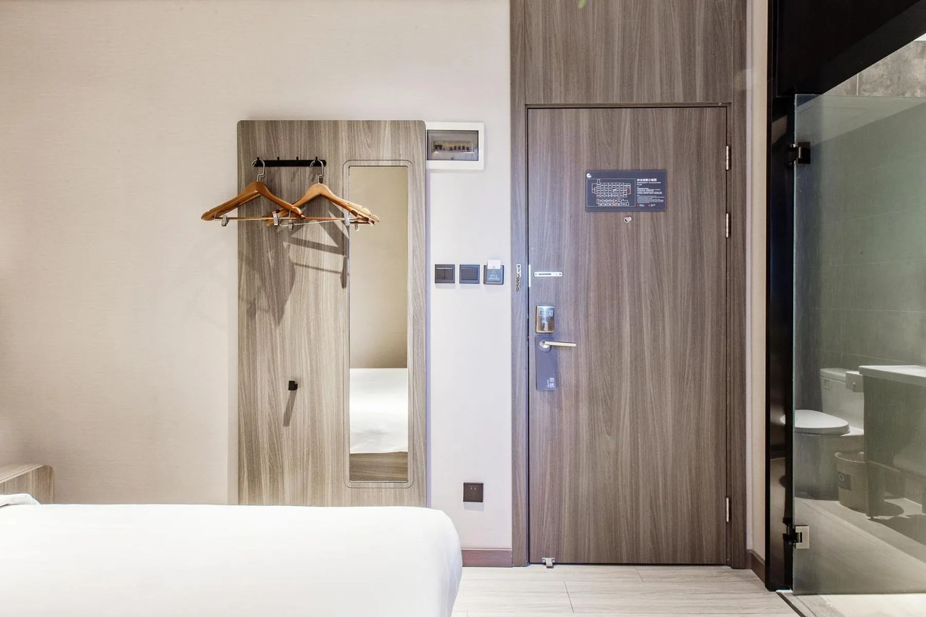 Photo of the whole room, Bed in Hanting Hotel Shanghai Lujiazui Pudong South Road