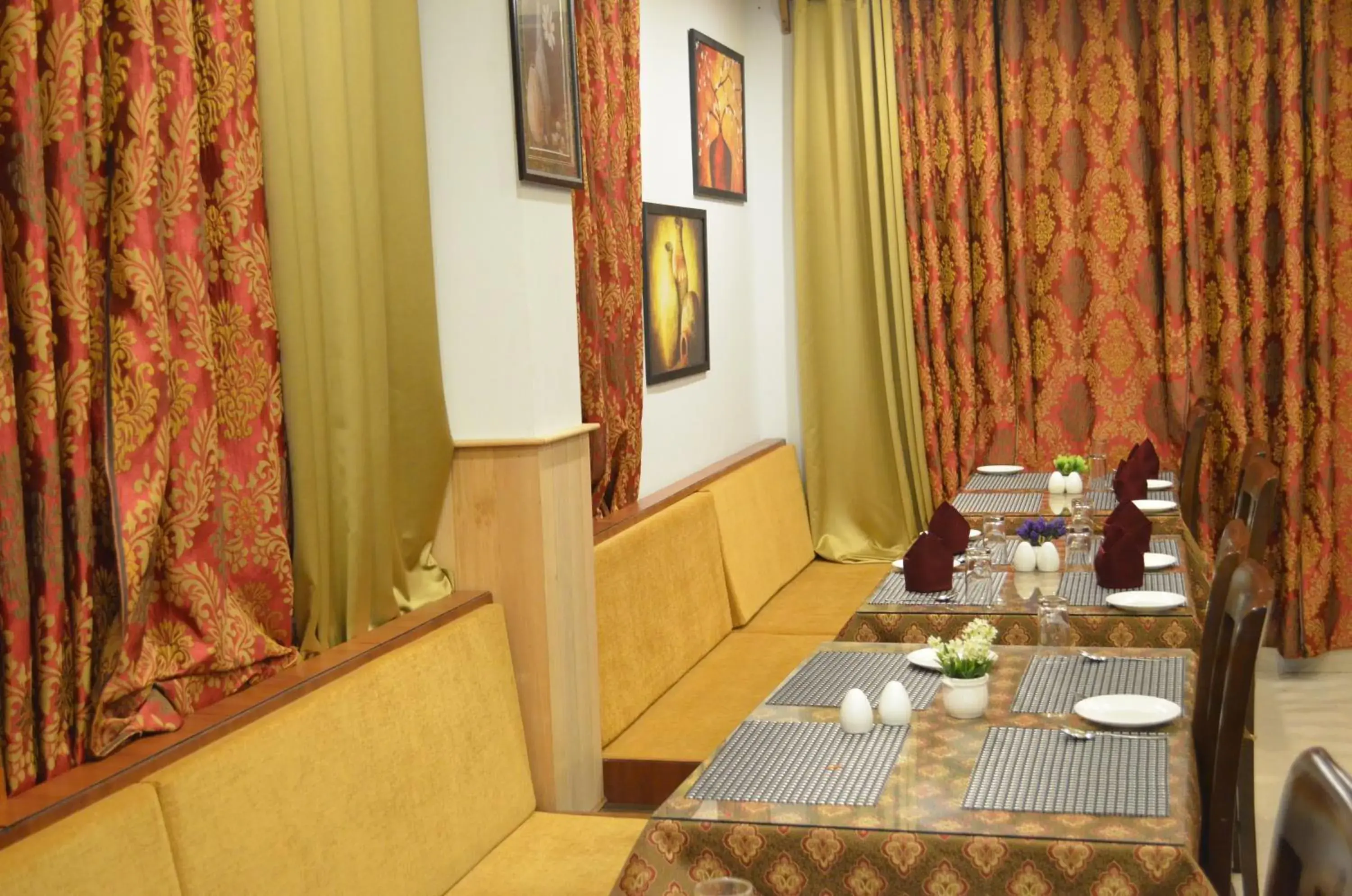 Restaurant/places to eat in The Golden Crest Restaurant/places to eat in The Golden Crest