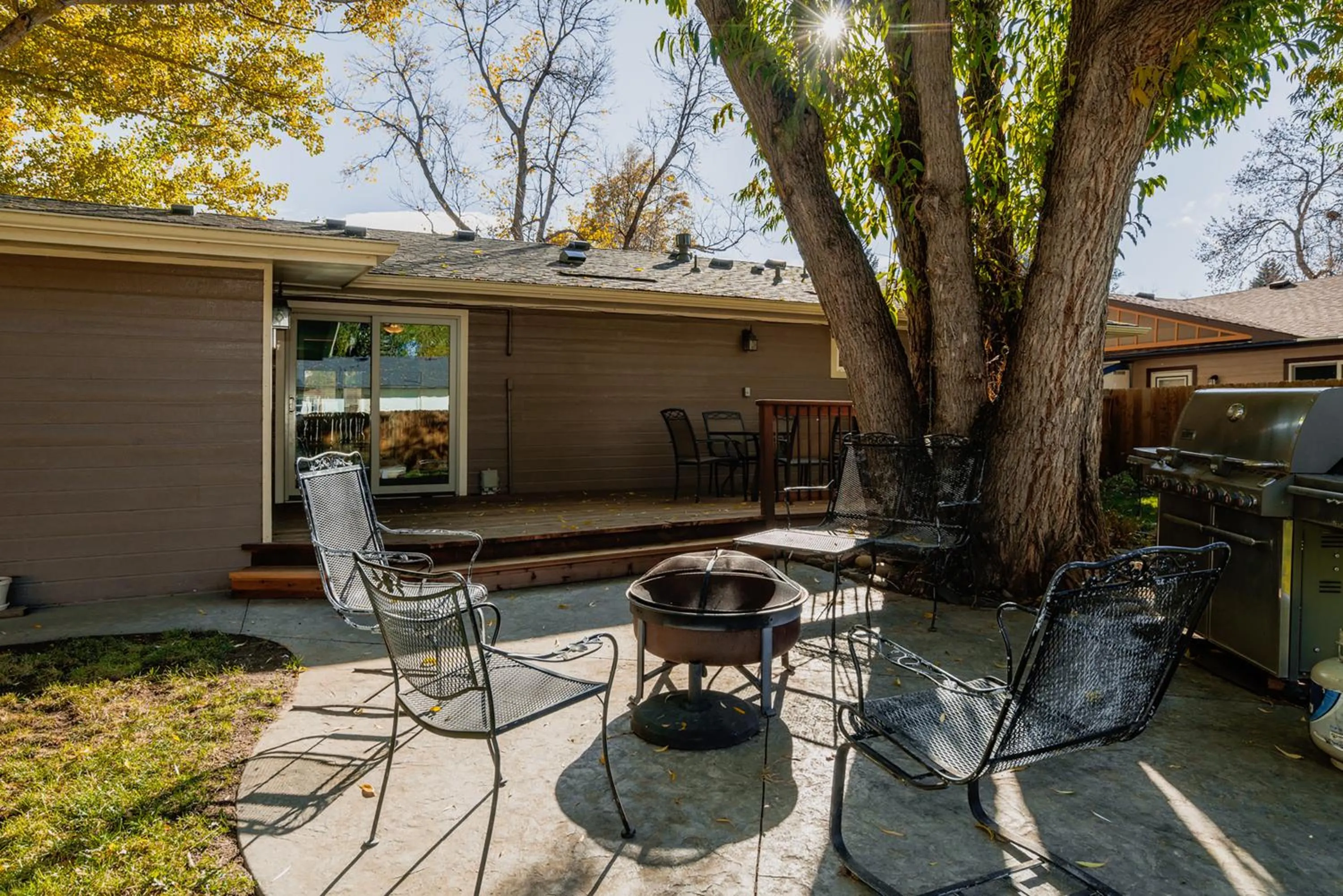 The Rustic Retreat, Pet Friendly with Fenced Yard