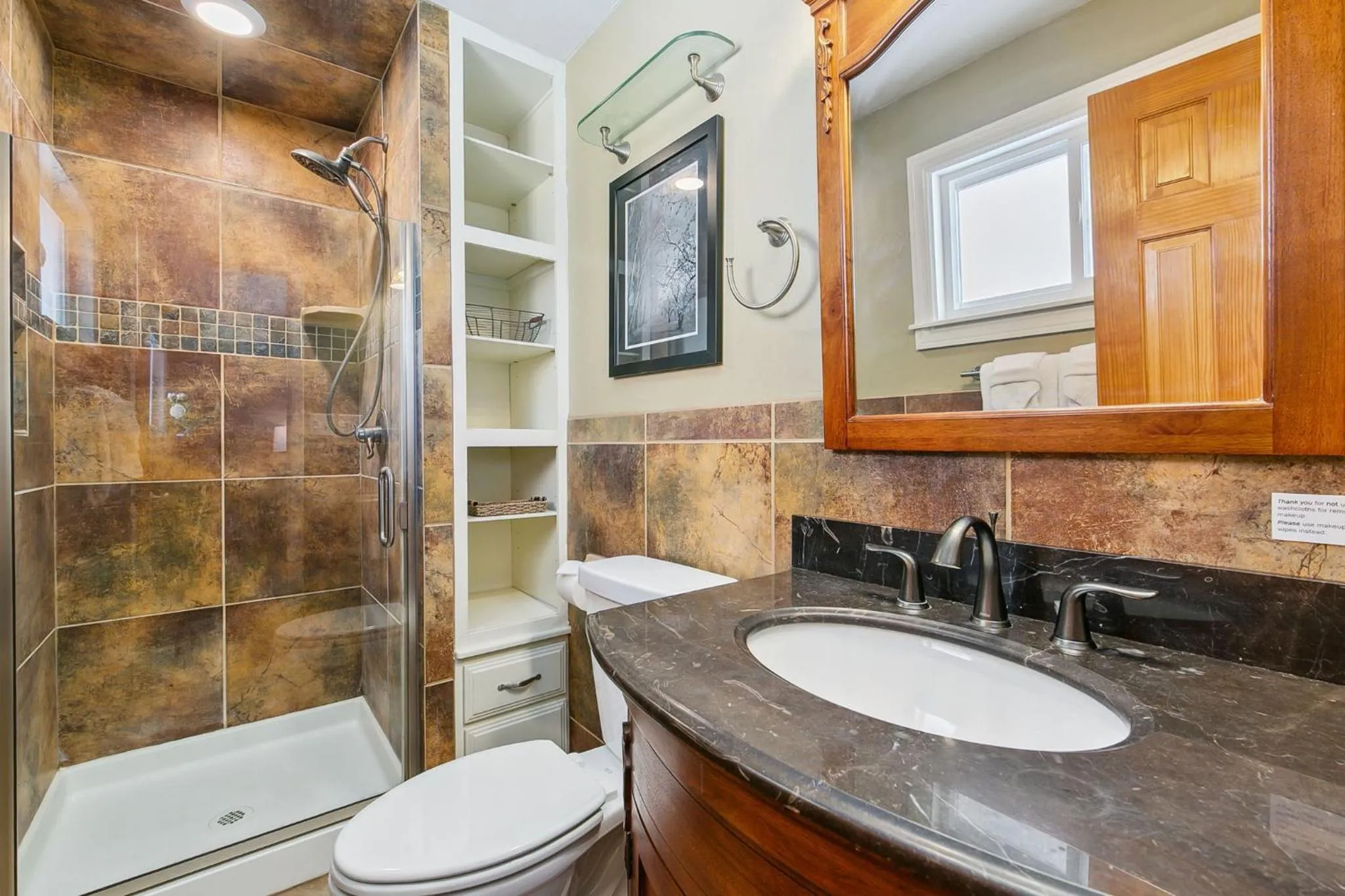 The Rustic Retreat, Pet Friendly with Fenced Yard