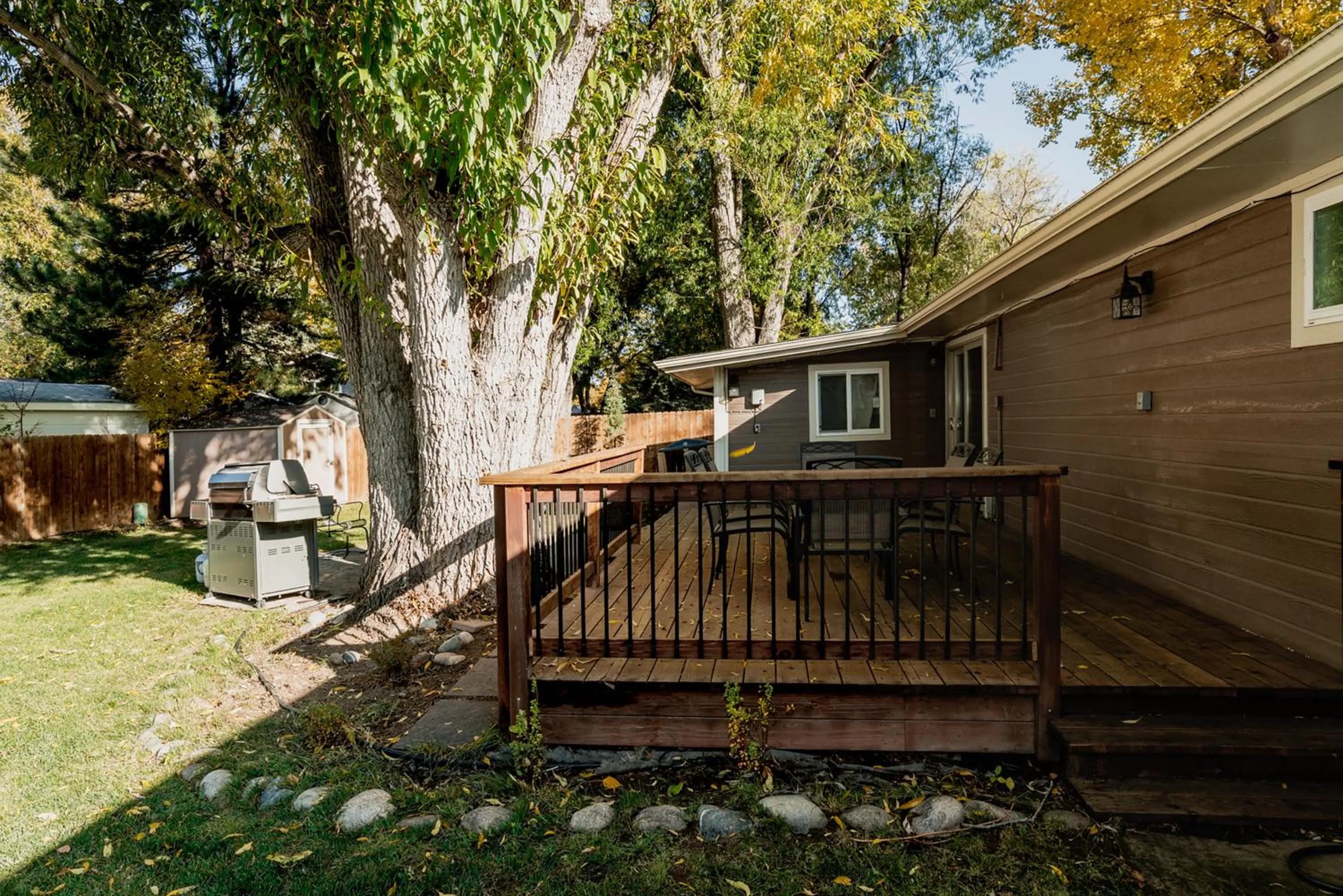 The Rustic Retreat, Pet Friendly with Fenced Yard