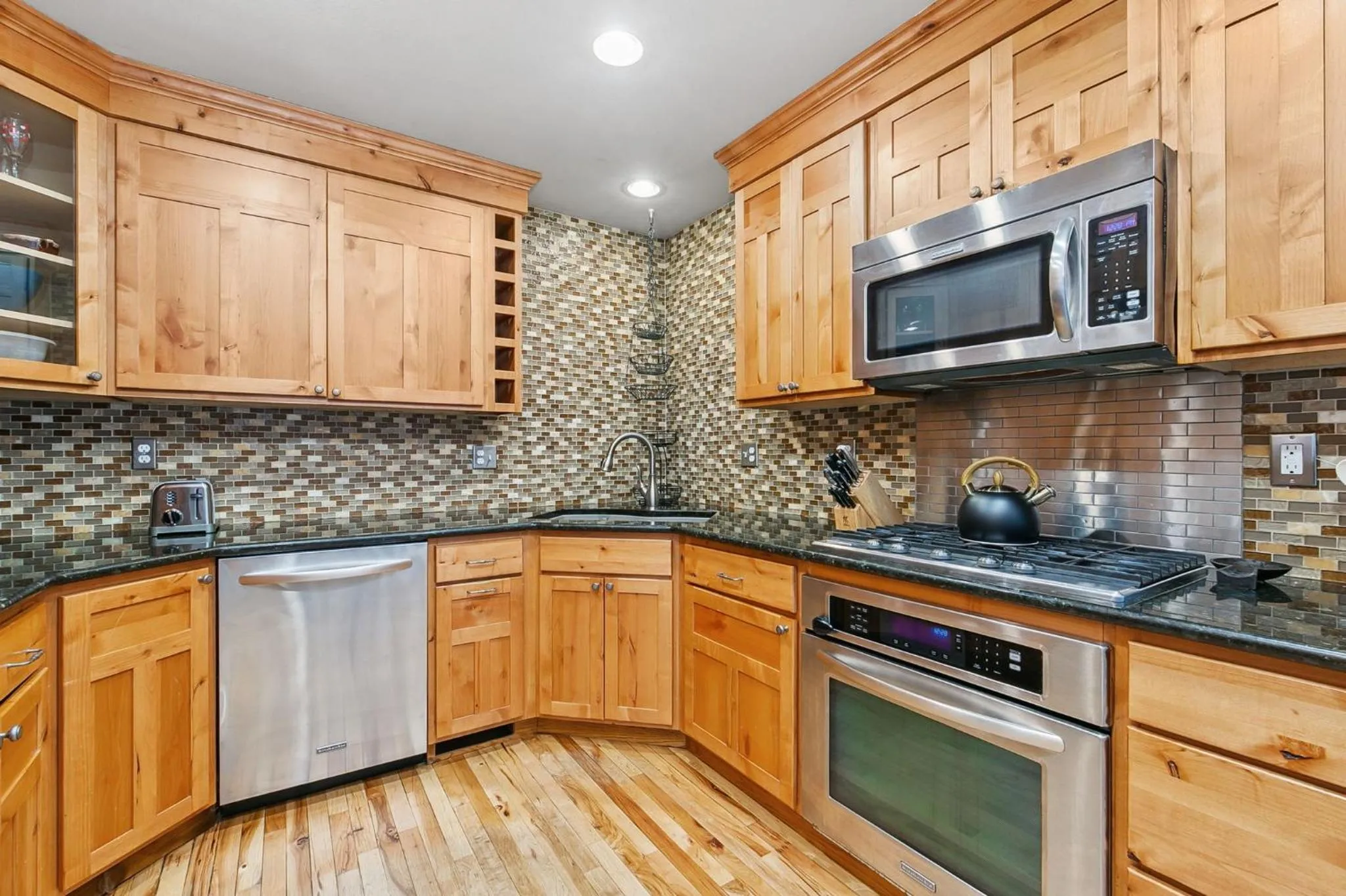 The Rustic Retreat, Pet Friendly with Fenced Yard