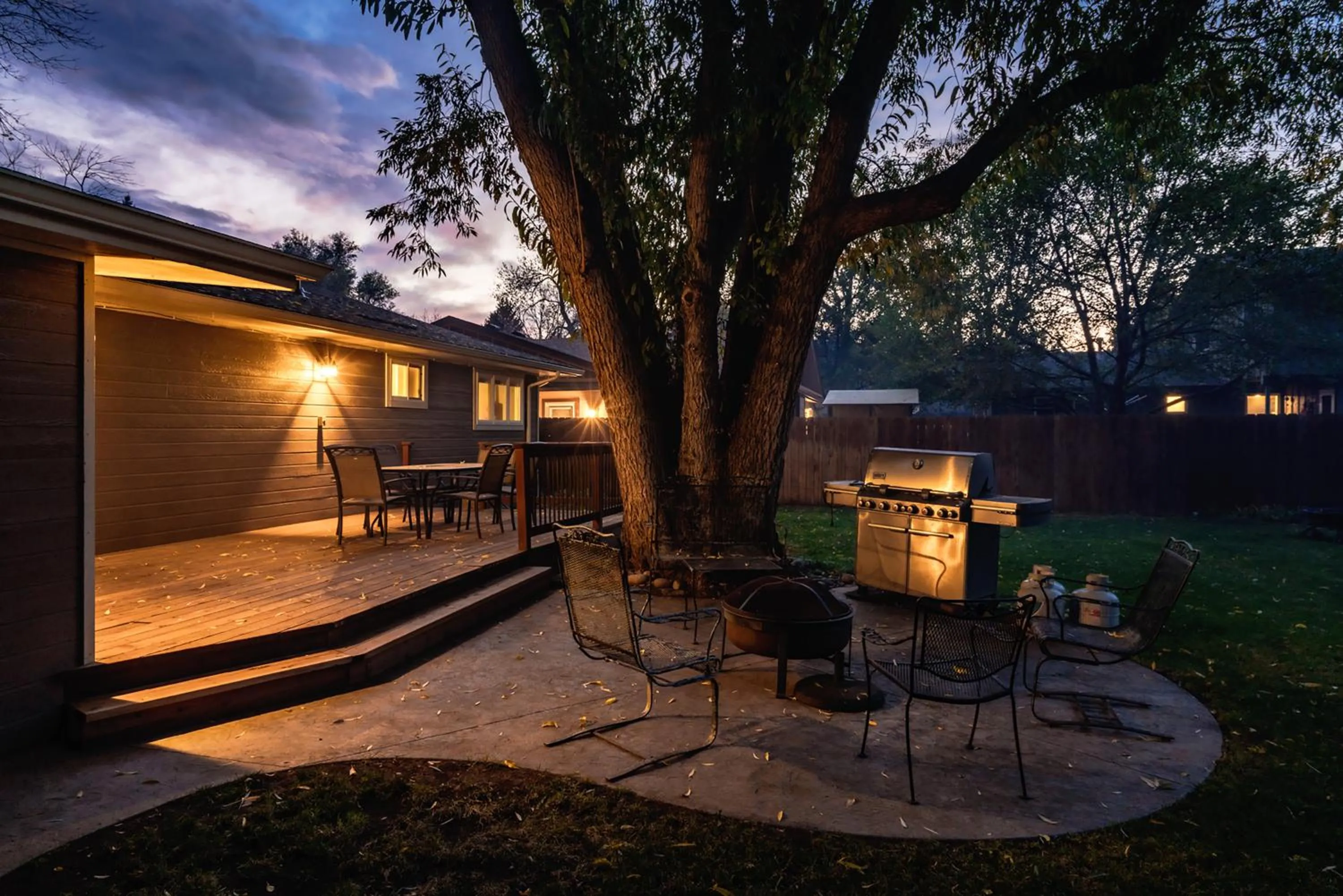 The Rustic Retreat, Pet Friendly with Fenced Yard