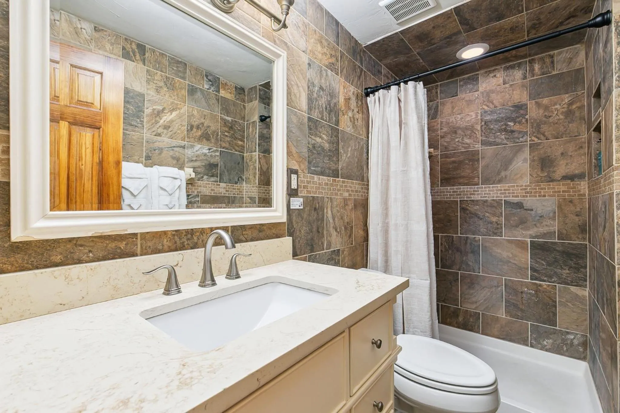 The Rustic Retreat, Pet Friendly with Fenced Yard
